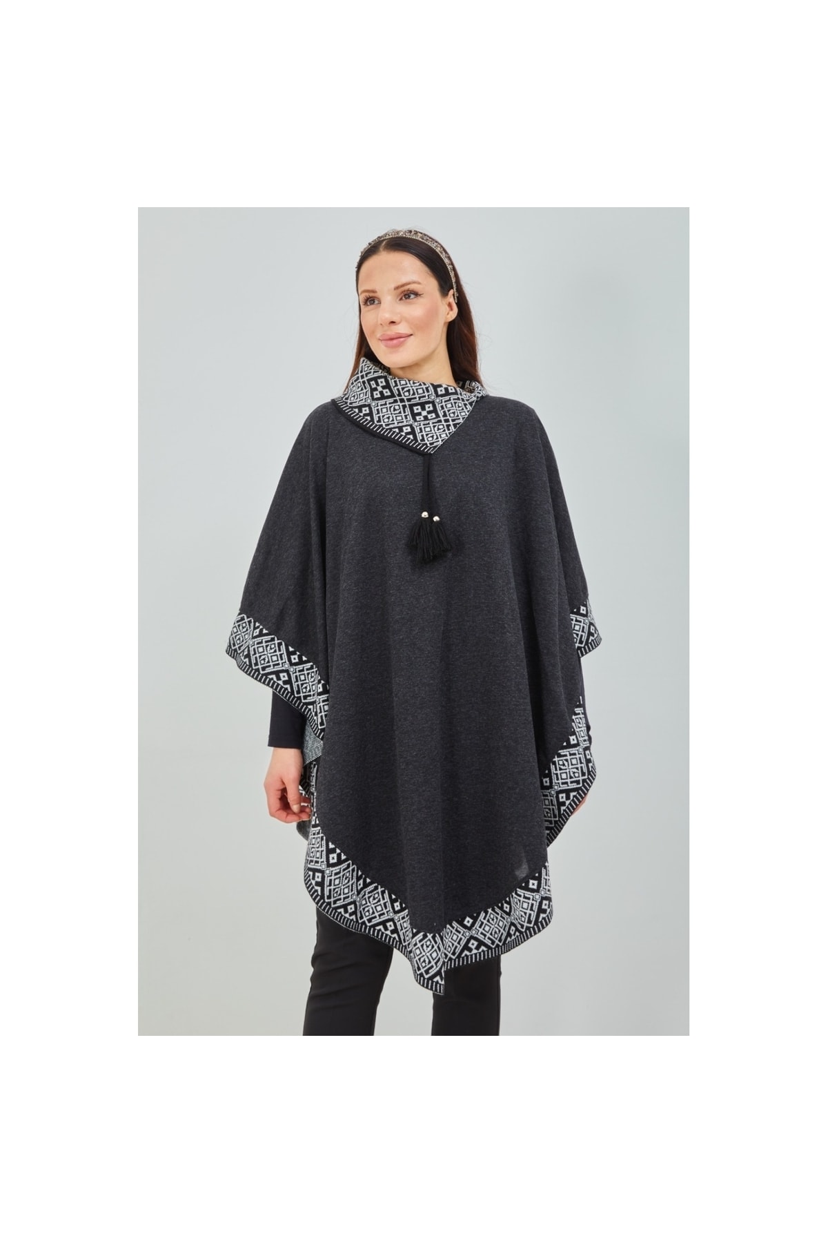 Fresh&Moda Kadın Siyah Beyaz Devrik Yakalı Desenli Geniş Kalıp Panço