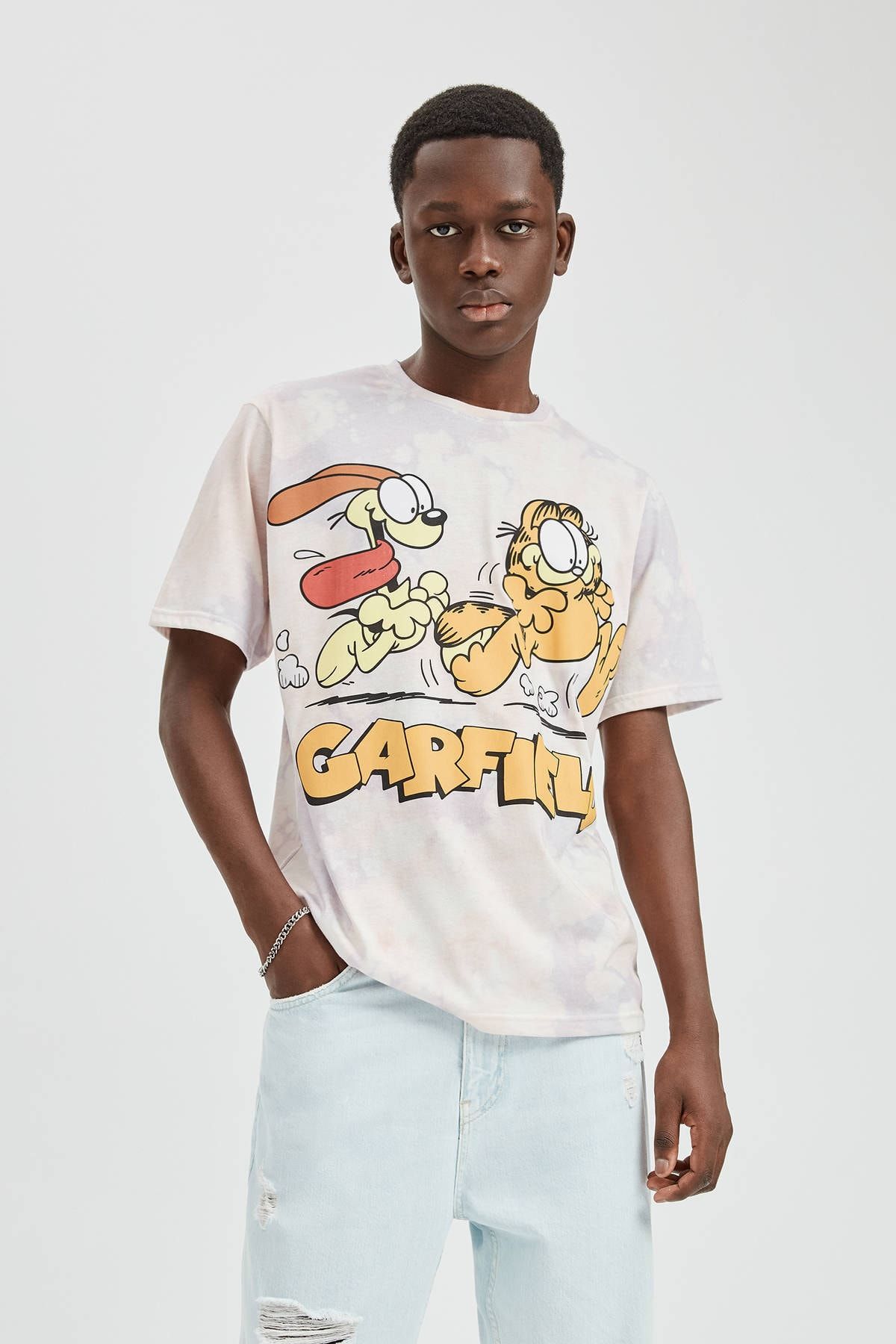 Pull Bear Erkek Beyaz Garfield Batik Desenli T Shirt 09247560 Trendyol
