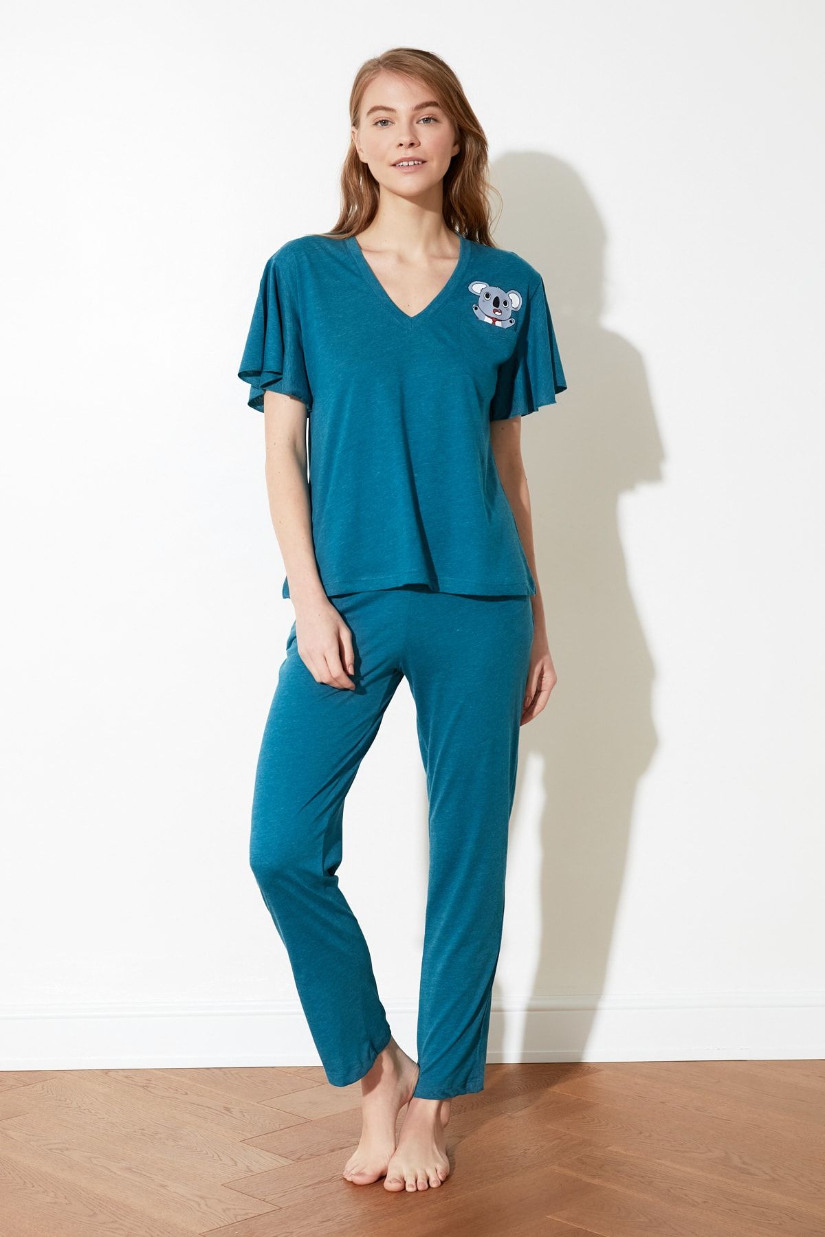 Trendyol Collection-Petrolfarbenes Pyjama-Set aus Baumwolle mit Koala-Print und Ärmeln sowie Schwungrad-Details THMSS20PT0172 17