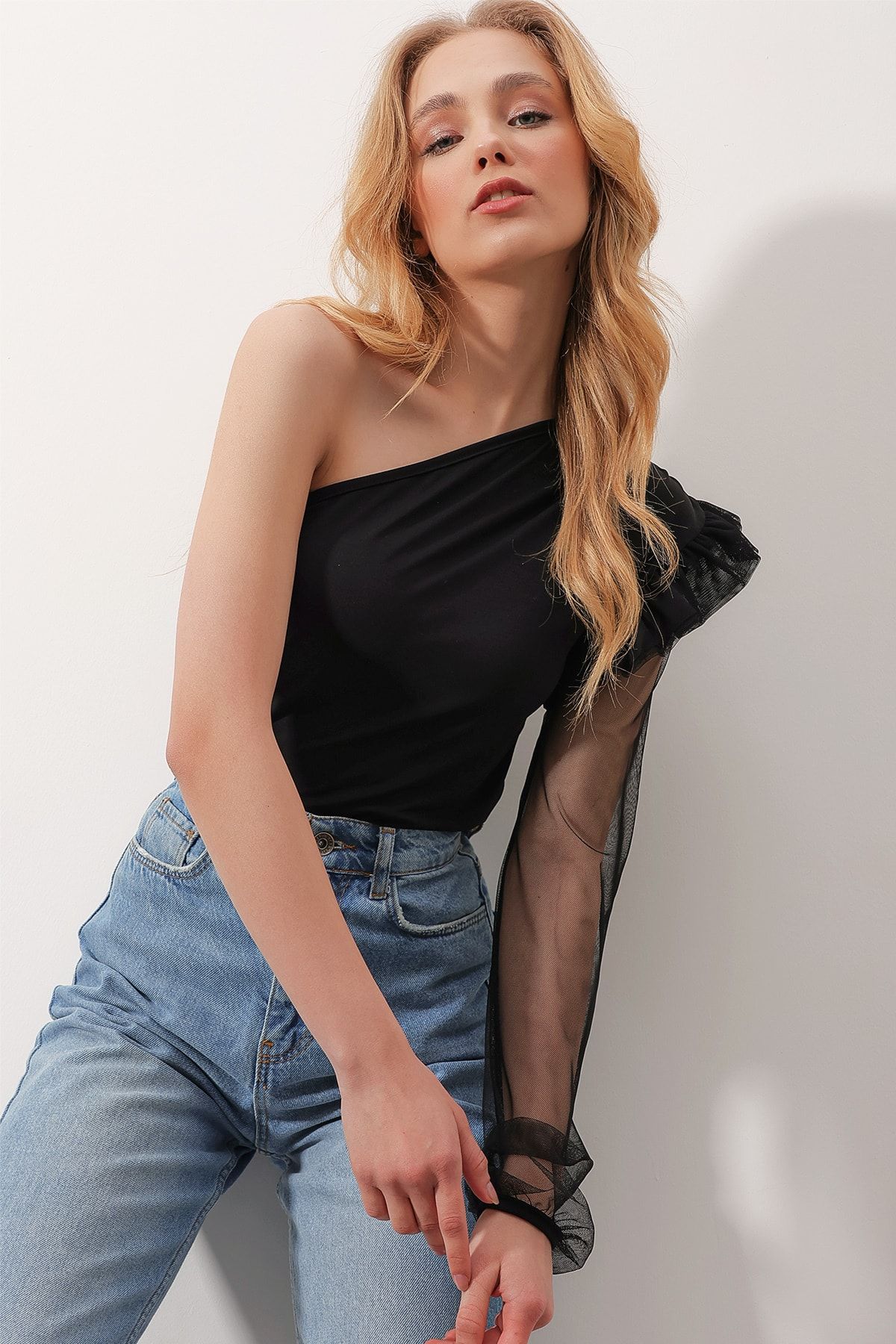 Trend Ala at Stili Women s Black Ruffled Shoulder Tulle