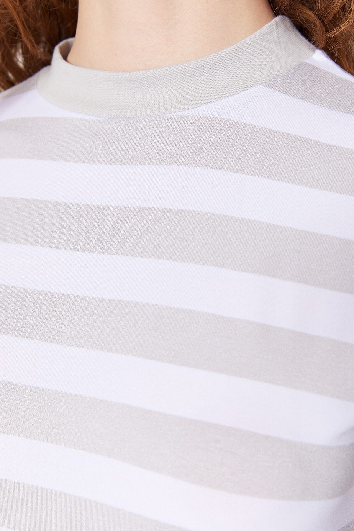 Trendyol Collection-Grau-weiß gestreiftes Basic-Strick-T-Shirt mit Stehkragen TWOSS21TS1204 3
