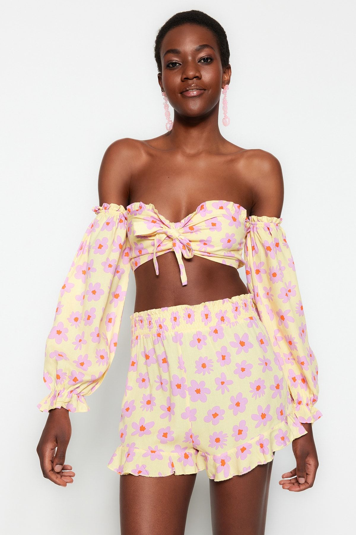 Trendyol Collection-Lilafarbenes Set aus Strandbluse und Strandshorts mit Blumenmuster TBESS22AU0016 3