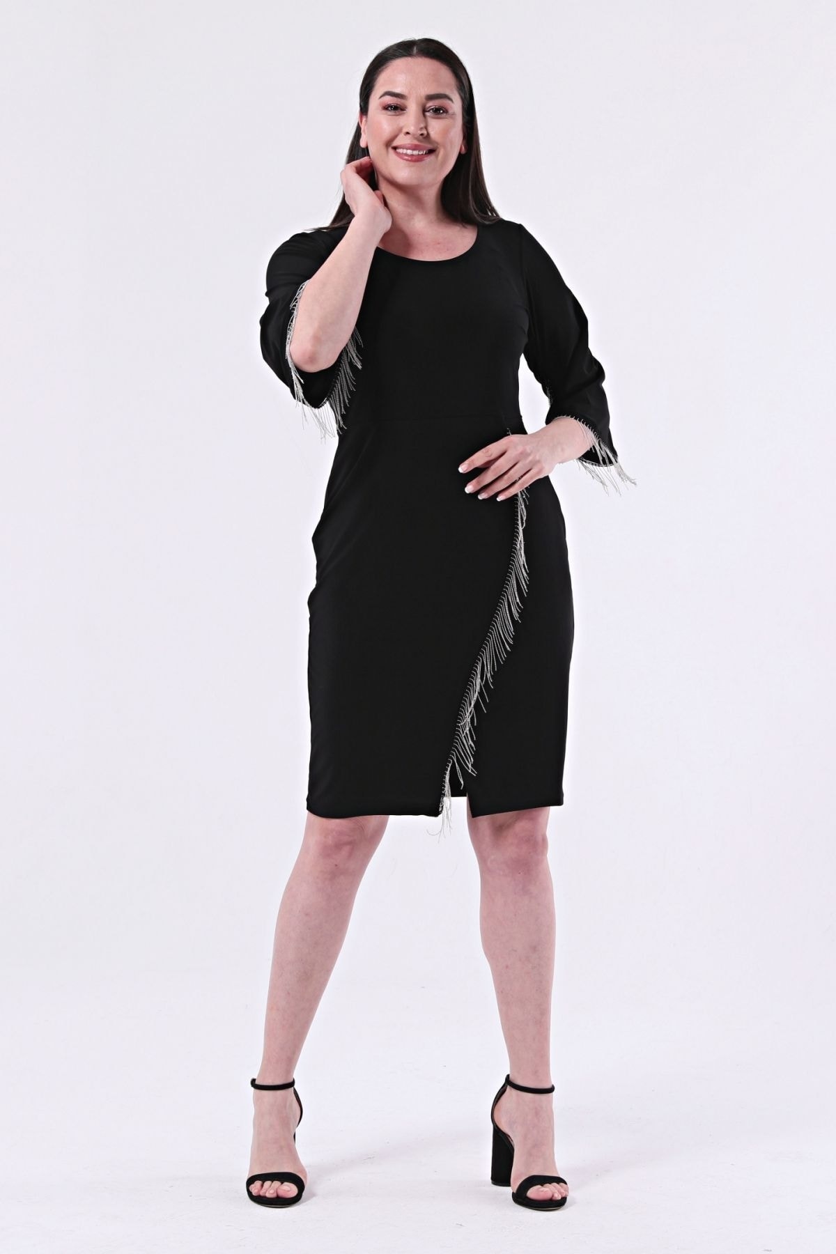 Şirin Butik Kadın Siyah Büyük Beden Yuvarlak Yaka Zincir Detaylı Elbise
