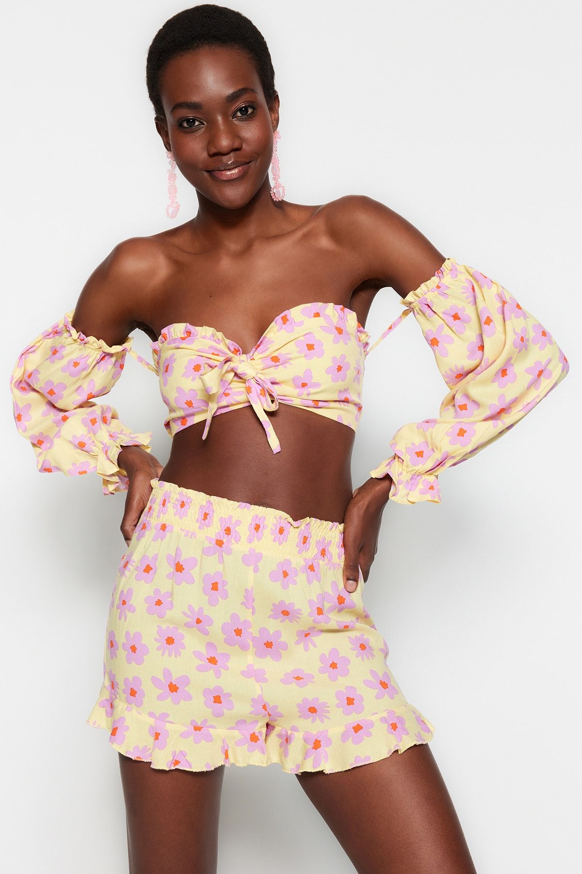 Trendyol Collection-Lilafarbenes Set aus Strandbluse und Strandshorts mit Blumenmuster TBESS22AU0016 2