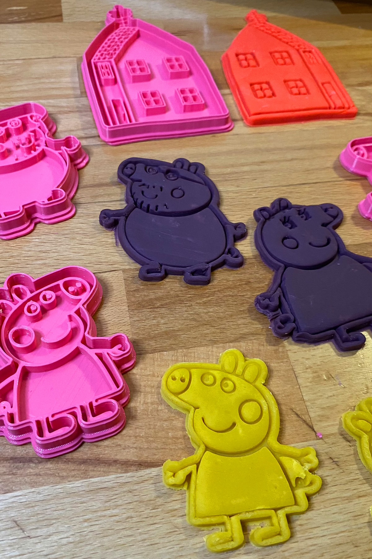 LENA - Gioco del Martello Peppa Pig – Set Creativo con 44 Piastrelle Colorate, Martello, Chiodi e Piastra in Sughero, dai 3 Anni