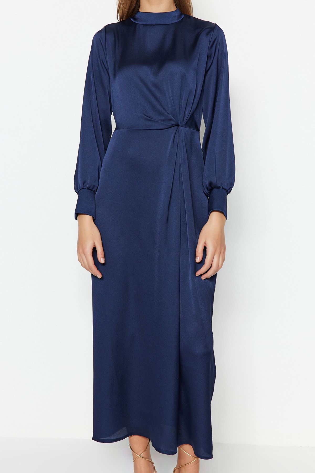 Trendyol Modest-Marineblaues Abendkleid aus Satin mit geraffter Taille TCTSS23DB00043 4