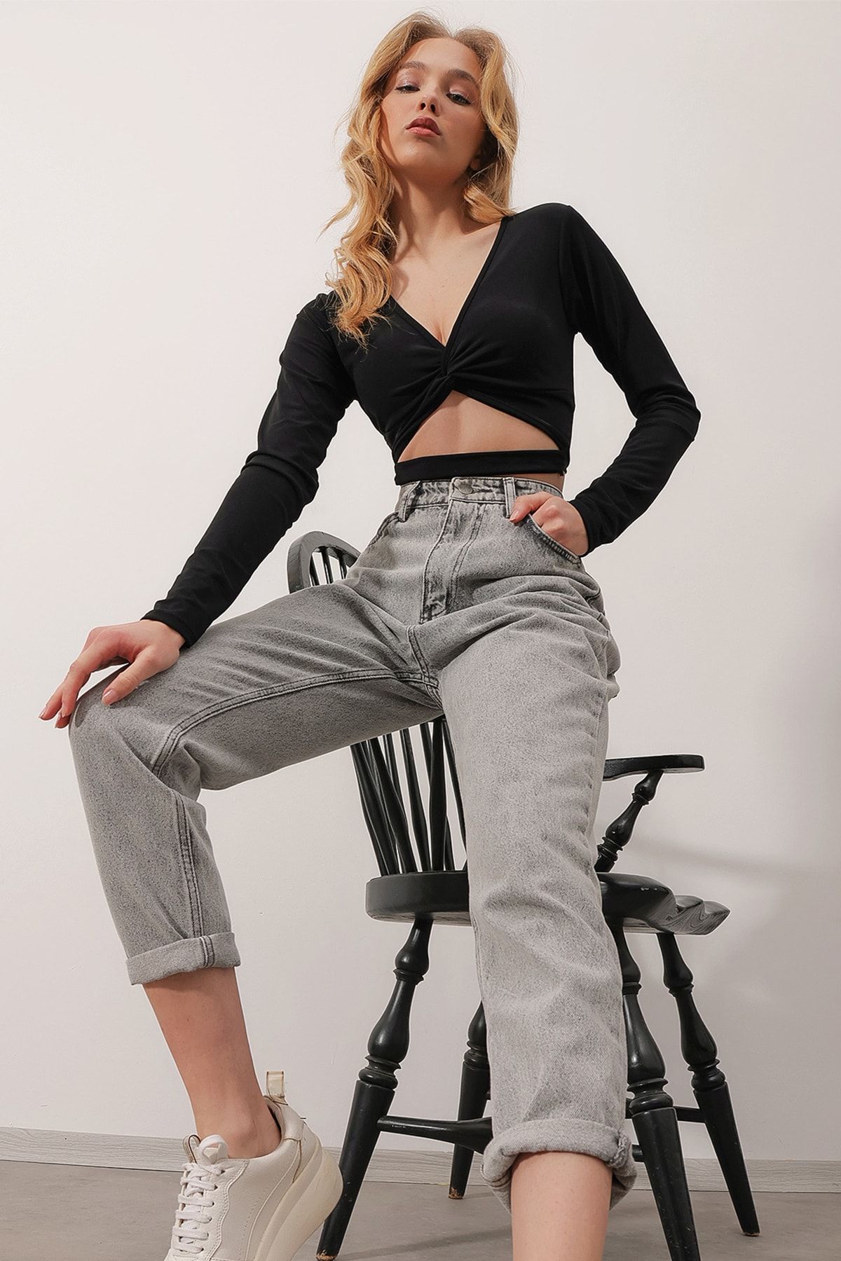 Sculpt V-Neck Knotted Crop Top