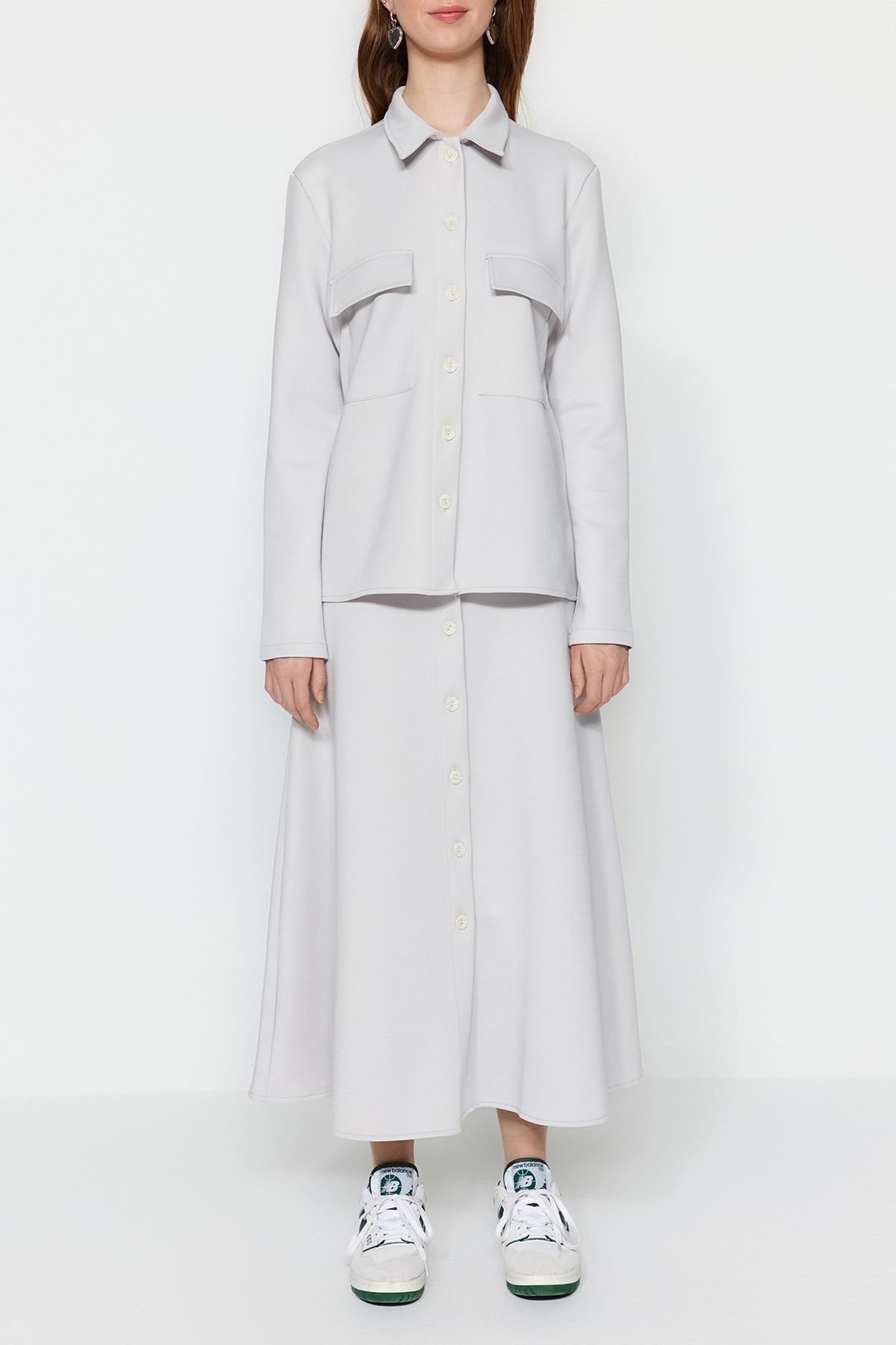 Trendyol Modest-بدلة محبوكة بتفاصيل أزرار رمادية وسترة وتنورة TCTSS23US00052 4