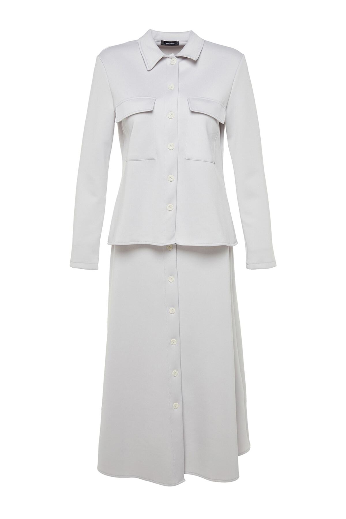 Trendyol Modest-بدلة محبوكة بتفاصيل أزرار رمادية وسترة وتنورة TCTSS23US00052 8