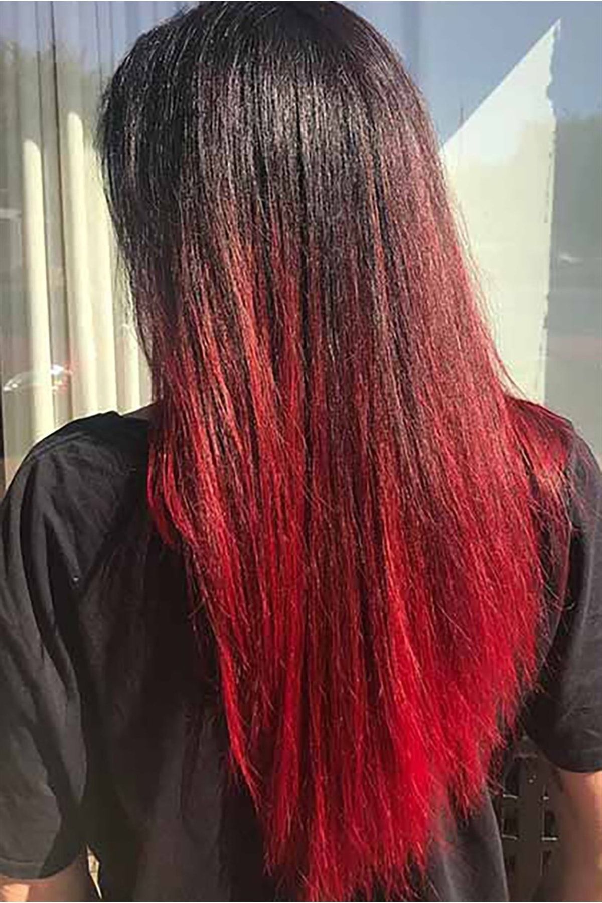 Черно красные волосы длинные. Красные кончики. Причёска с красными консиками. Красное омбре на волосах. Прическа красные кончики.