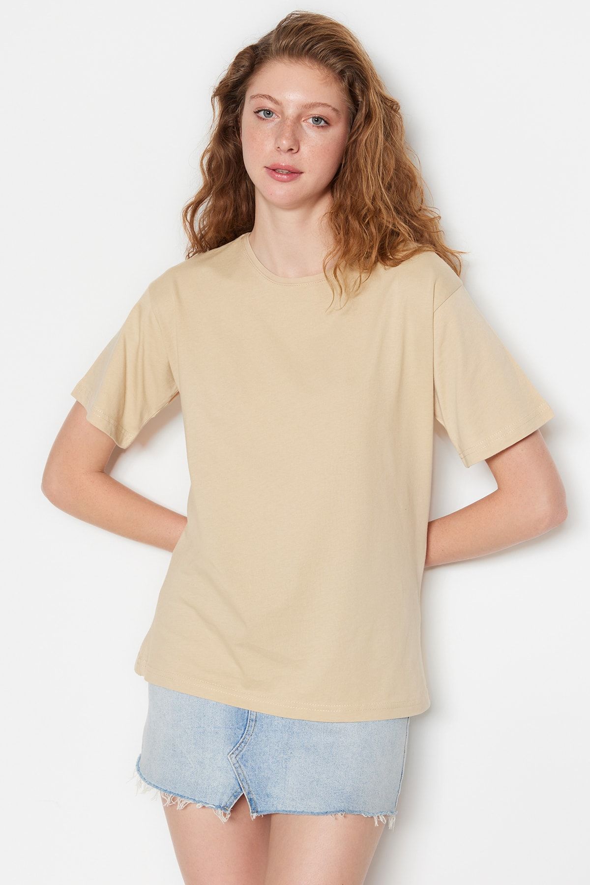 Trendyol Collection Beżowa Luźna Koszulka Z Okrągłym Dekoltem, Wykonana W 100% Z Bawełny - Kobieta - S/M