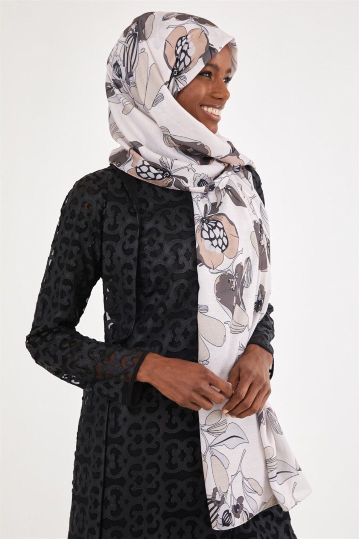 Differenza-Hydrangea Shawl Ecru 2