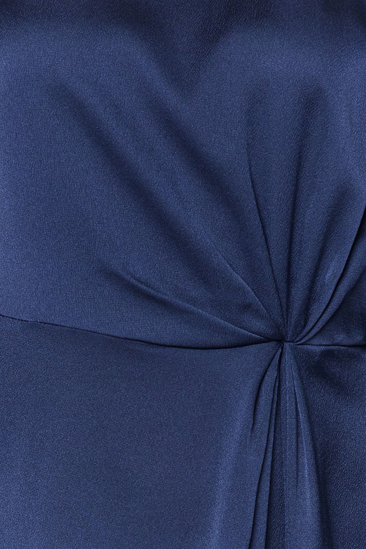 Trendyol Modest-Marineblaues Abendkleid aus Satin mit geraffter Taille TCTSS23DB00043 5