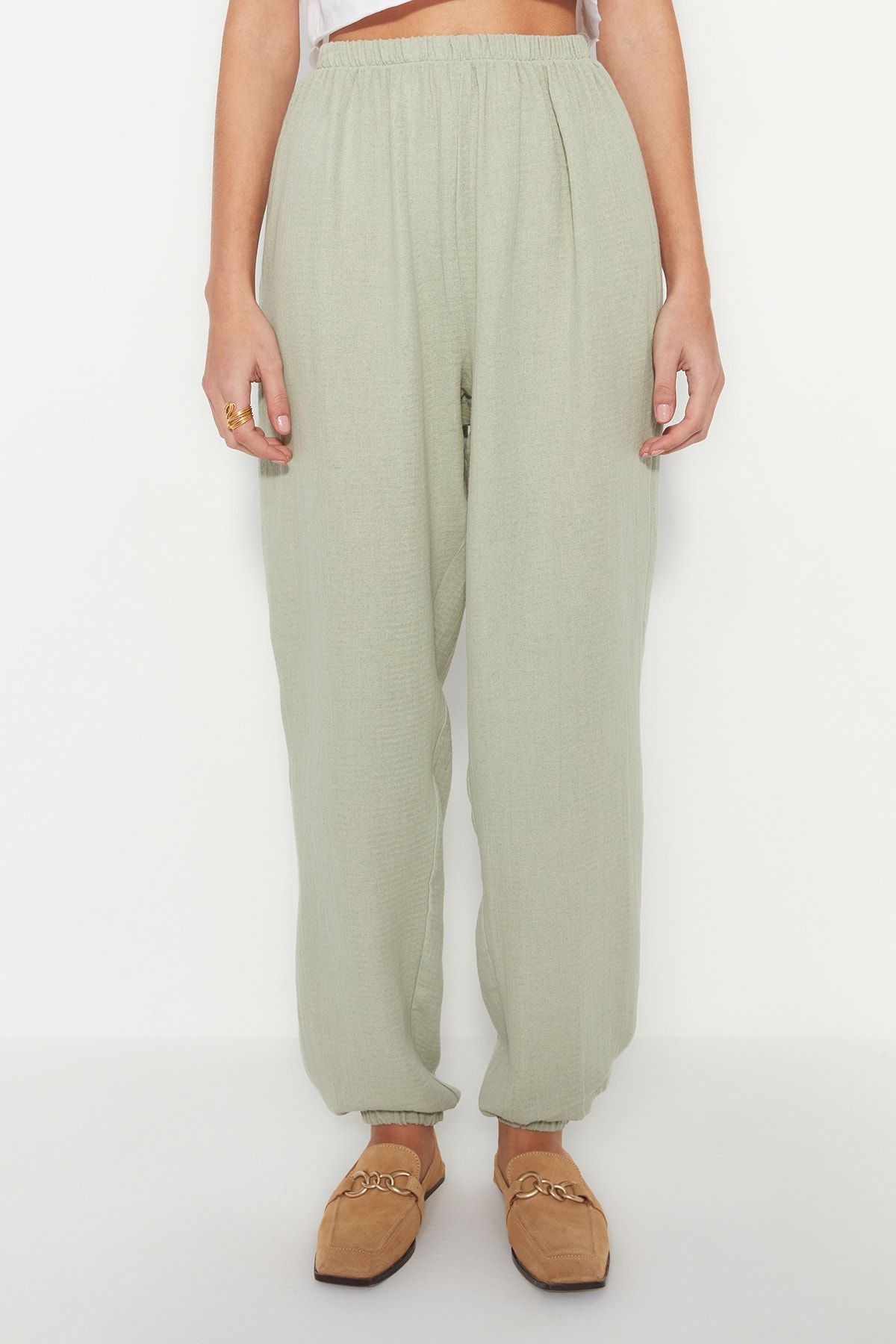 Trendyol Collection-Khakifarbene Jogger-Hose aus gewebtem Musselin TWOSS23PL00148 3