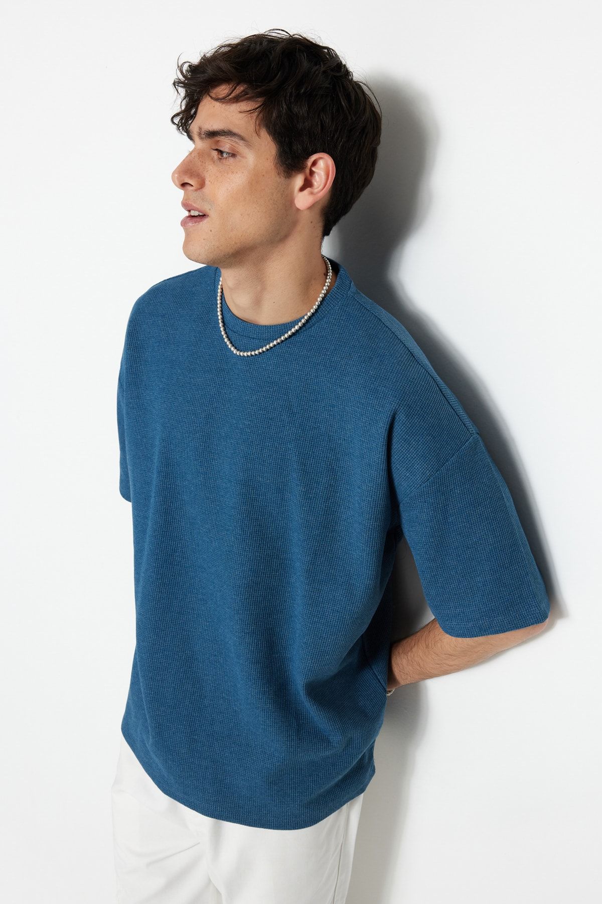 TRENDYOL MAN Indigo Erkek Oversize Bisiklet Yaka Basic Dokulu T-Shirt TMNSS22TS00049