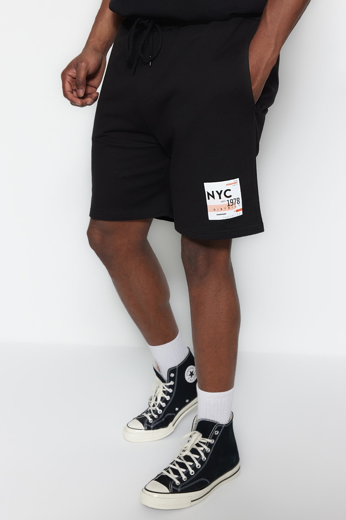 Trendyolmilla  Büyük Beden Siyah Regular/Normal Kesim Orta Boy Şehir Baskılı Lastik Belli Şort TMNSS23SR00044 - Görsel 8