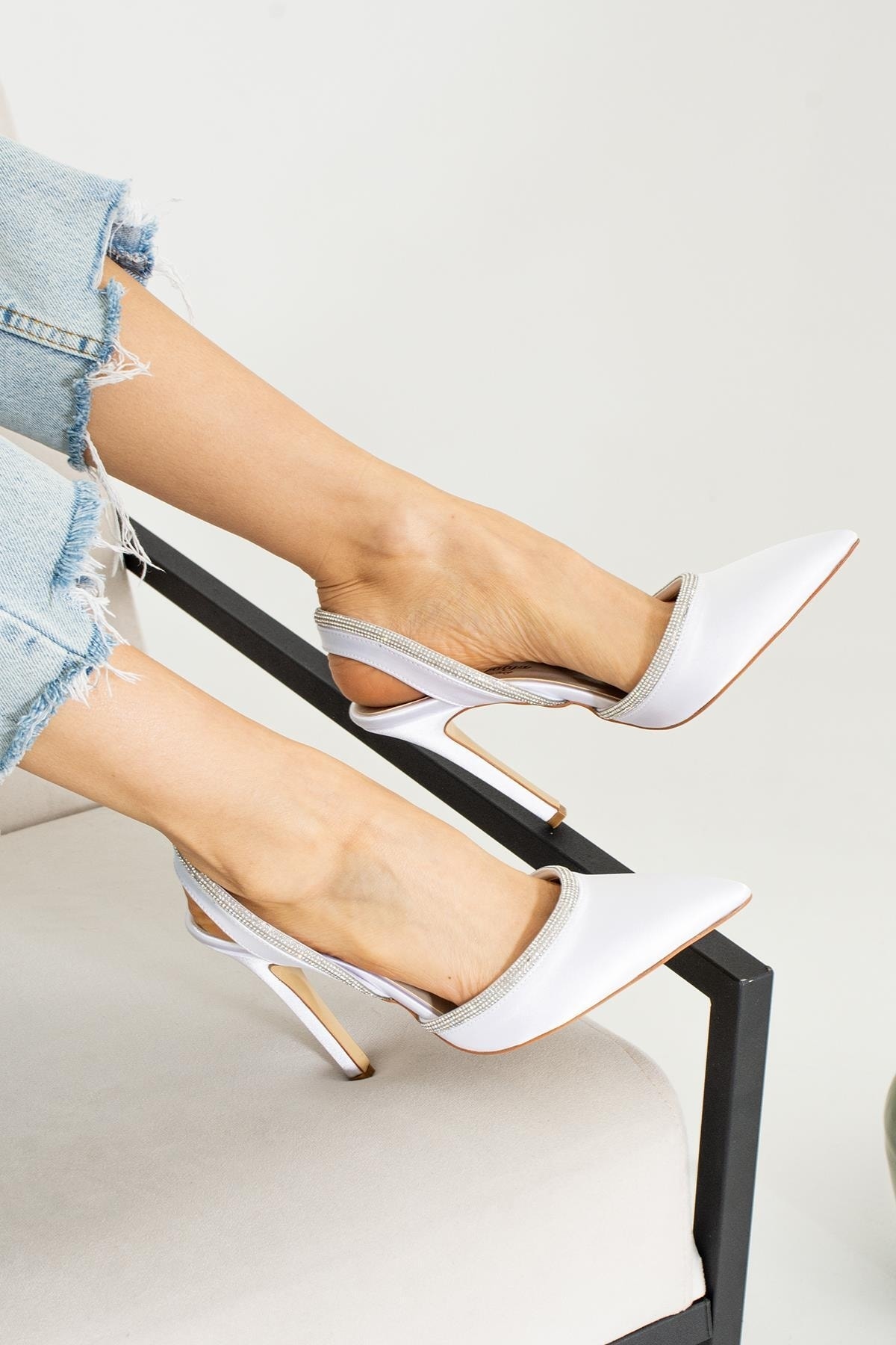 MissPapatya Sais Beyaz Saten Arka Açık Biye Taş Detaylı Kadın Topuklu Ayakkabı