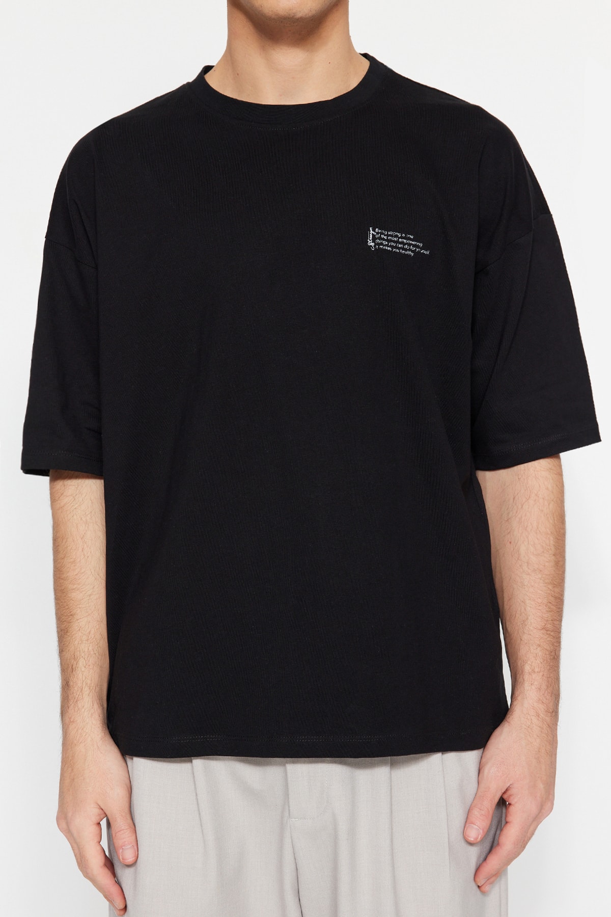 Trendyolmilla  Siyah Oversize %100 Pamuklu Minimal Yazı Baskılı T-Shirt TMNSS23TS00084 - Görsel 4