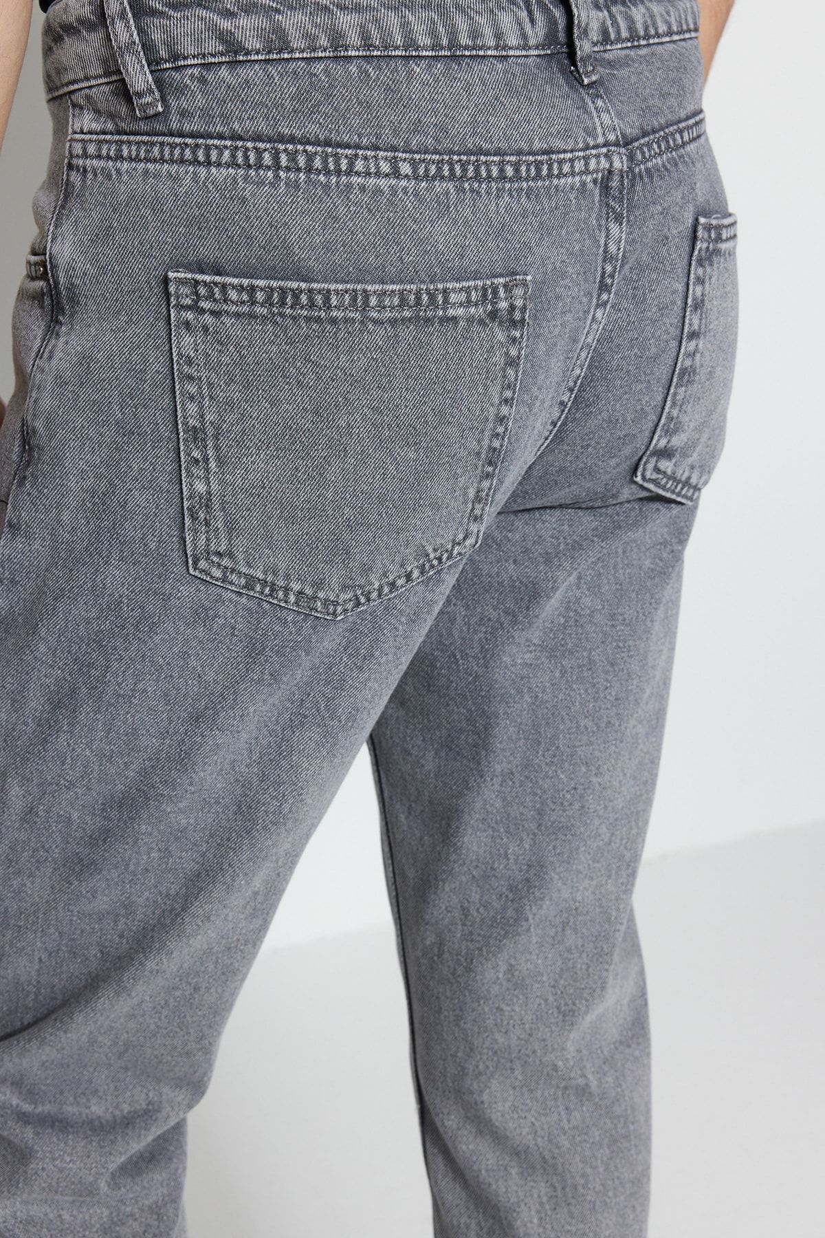 Gri Erkek Essential Fit Denim Jeans Kot Pantolon TMNSS23JE00044