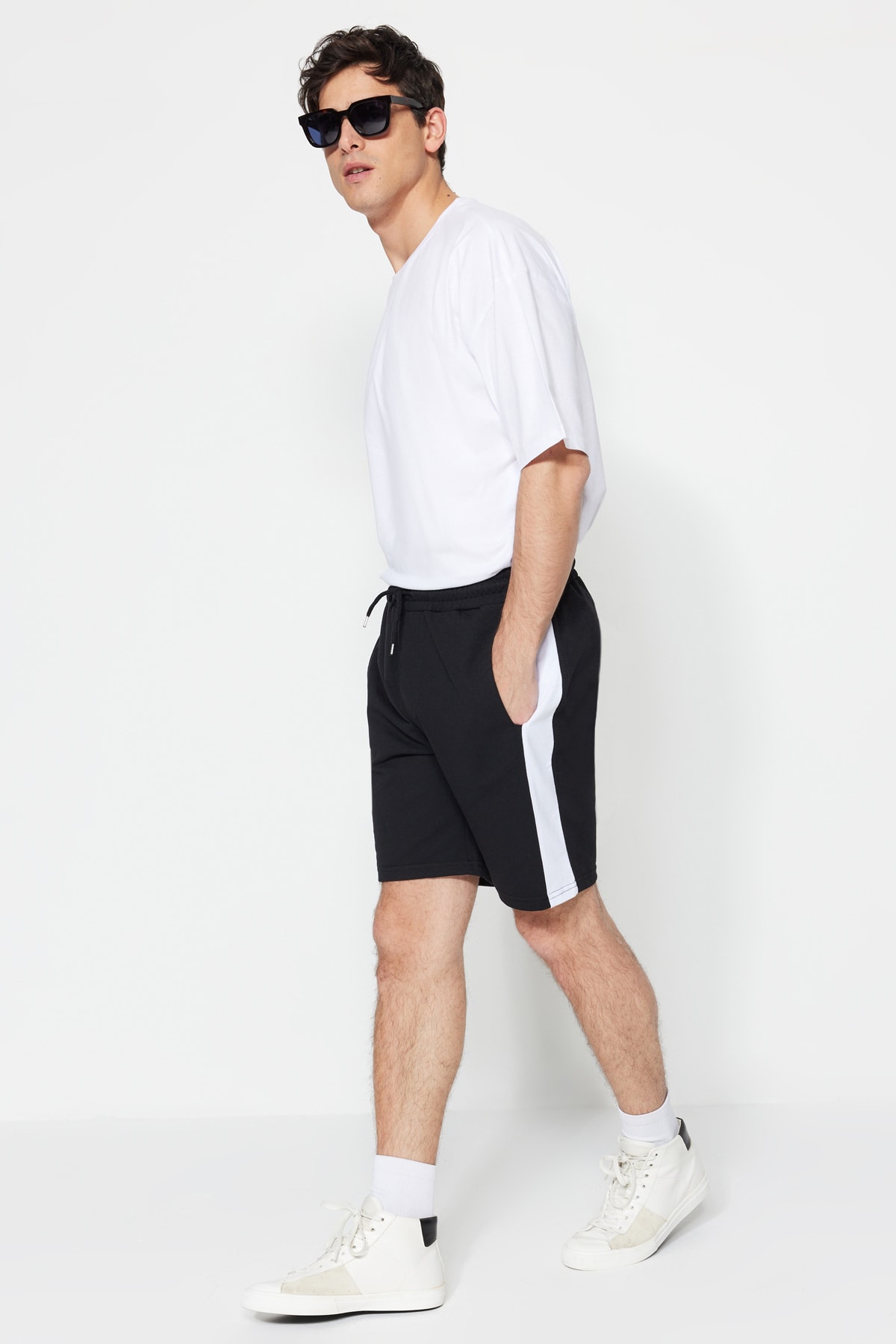 Trendyolmilla Man Siyah Regular/Normal Kesim Orta Boy Lastik Belli Bağcıklı Renk Panelli Şort TMNSS20SR0105
