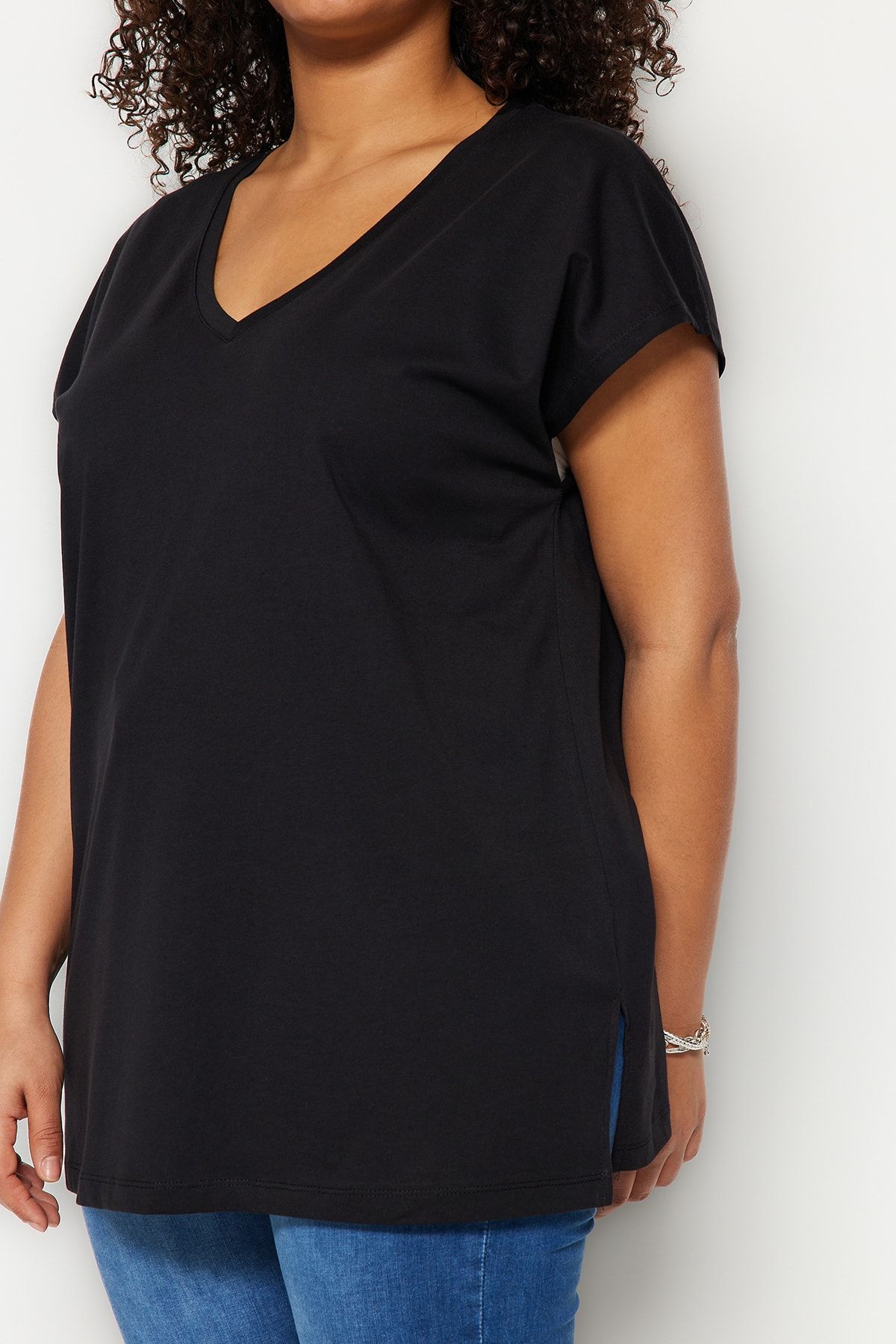 Trendyol Curve-Schwarzes Boyfriend-T-Shirt mit V-Ausschnitt – 100 % Baumwolle, Schlitz TBBSS22BF0036 3