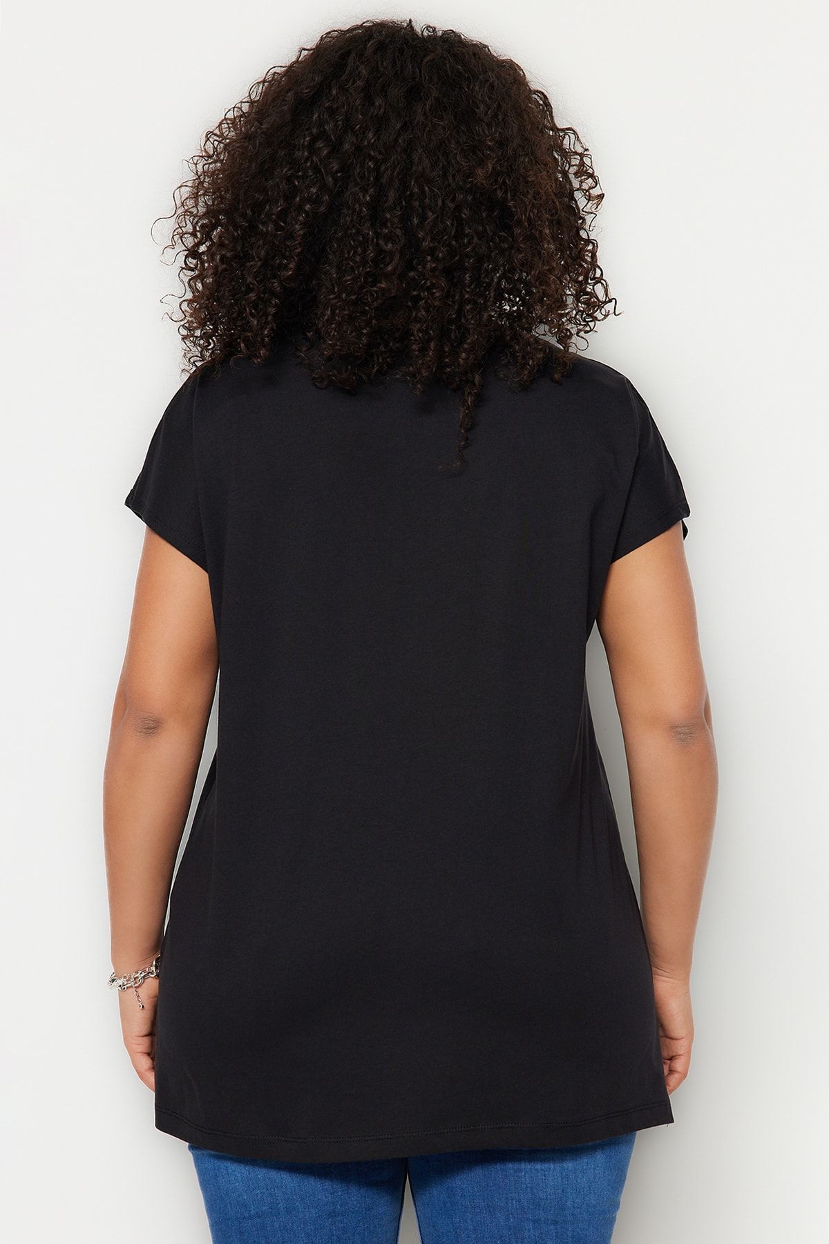 Trendyol Curve-Schwarzes Boyfriend-T-Shirt mit V-Ausschnitt – 100 % Baumwolle, Schlitz TBBSS22BF0036 5