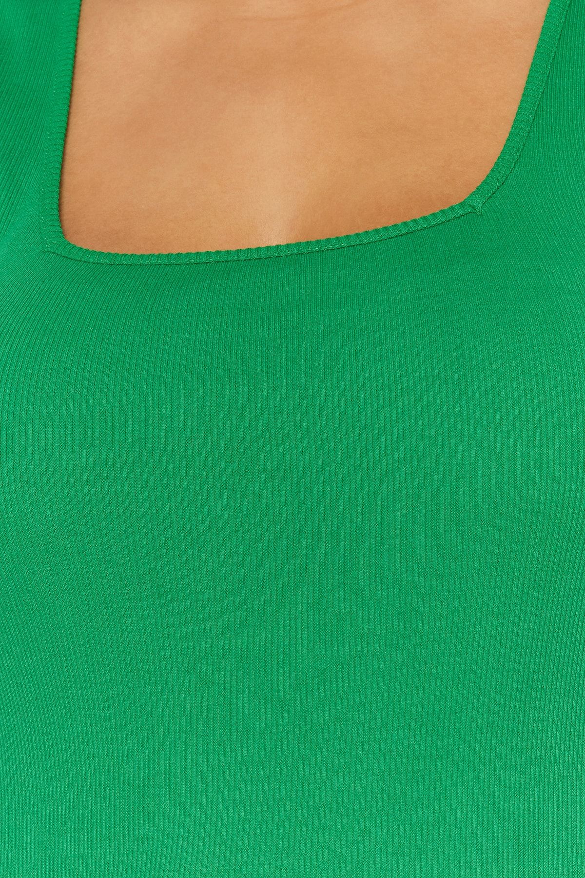 Trendyol Curve-Grünes Basic-Unterhemd mit geripptem, quadratischem Kragen, gestrickt, Übergröße, TBBSS22AL0011 4