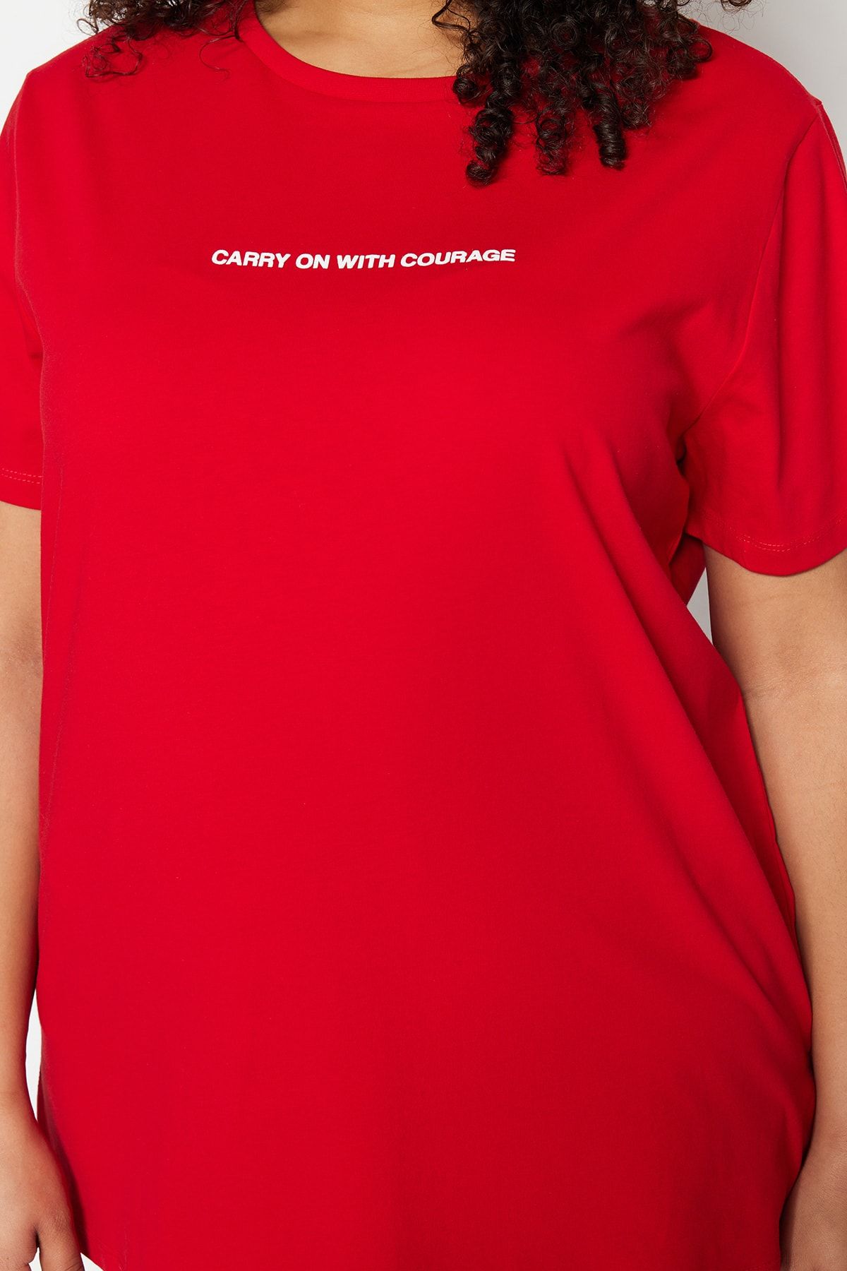 Trendyol Curve-Červené tričko Crew Neck 100% bavlna Plus Size - Slogan Print Tbbss23Bf00022 4