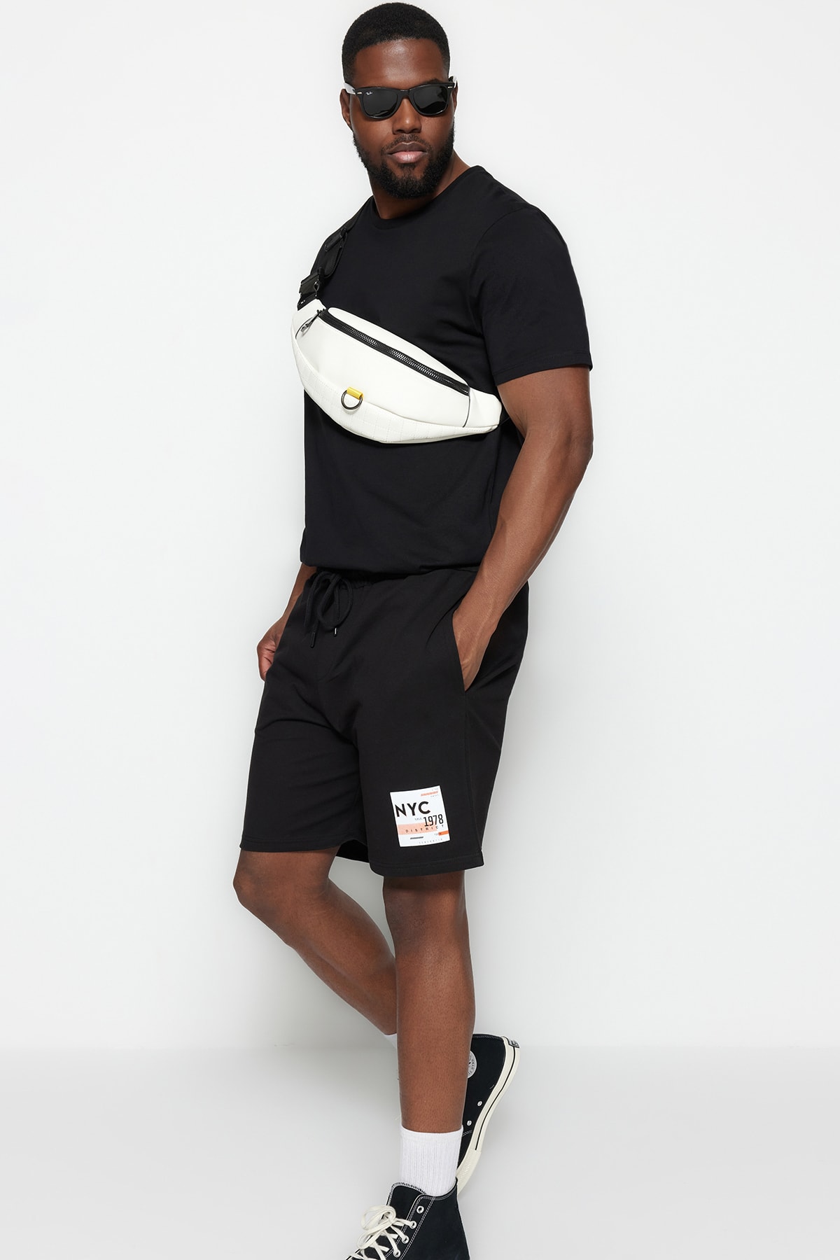 Trendyolmilla  Büyük Beden Siyah Regular/Normal Kesim Orta Boy Şehir Baskılı Lastik Belli Şort TMNSS23SR00044 - Görsel 11