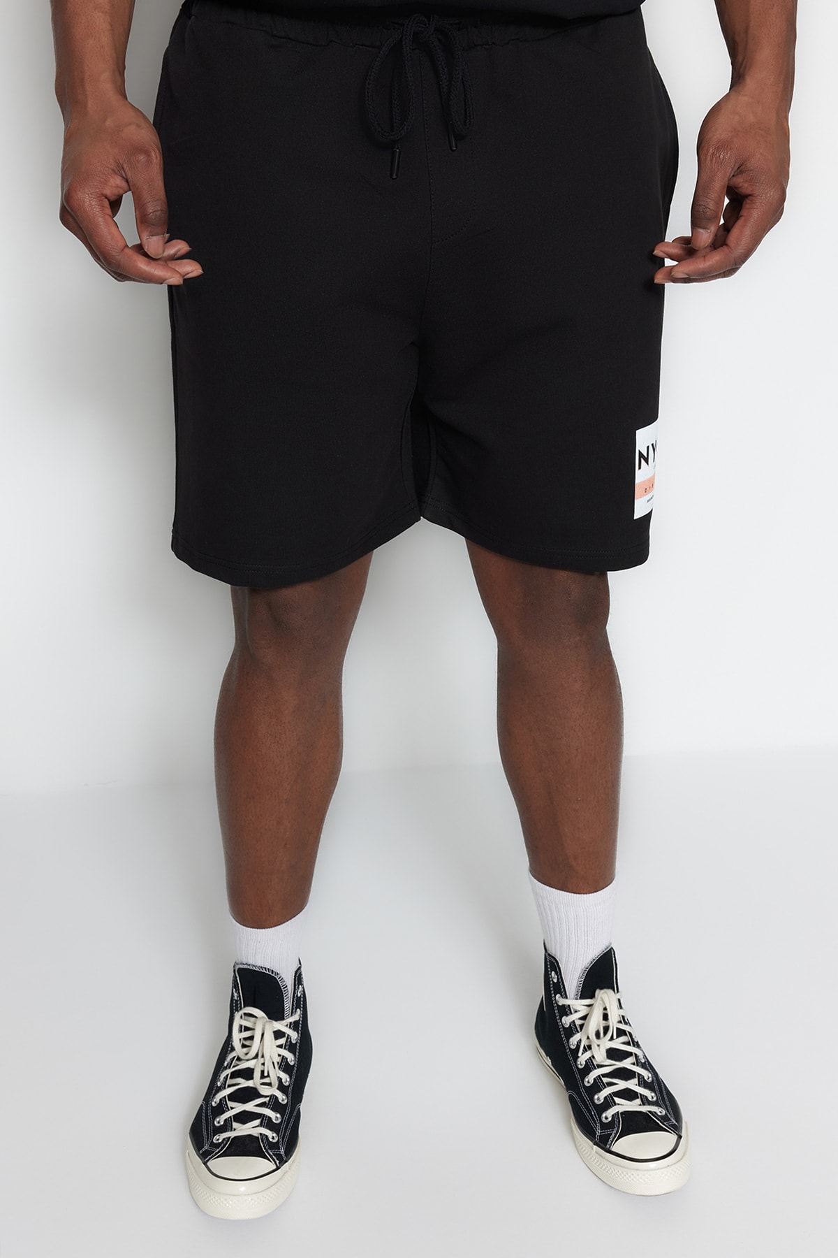 Trendyolmilla  Büyük Beden Siyah Regular/Normal Kesim Orta Boy Şehir Baskılı Lastik Belli Şort TMNSS23SR00044 - Görsel 12