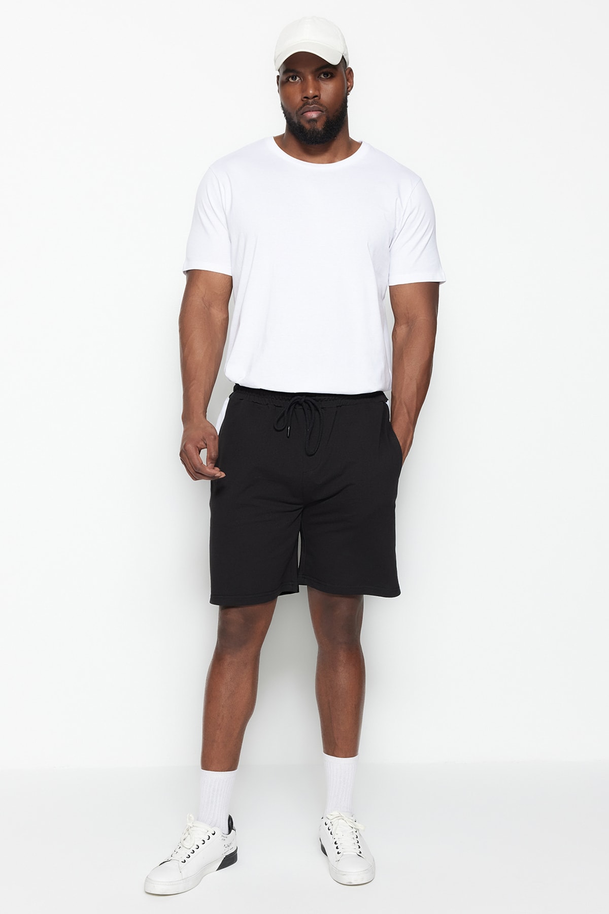 Trendyolmilla  Büyük Beden Siyah Regular/Normal Kesim Orta Boy Lastik Belli Renk Panelli Şort TMNSS23SR00046 - Görsel 10