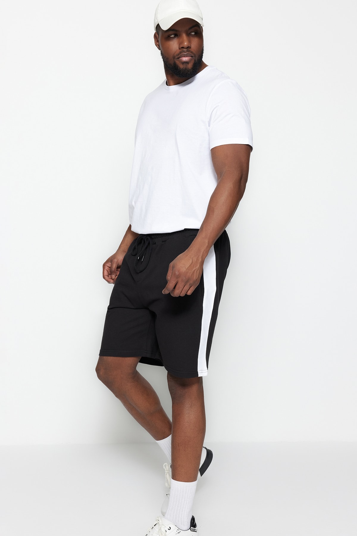 Trendyolmilla  Büyük Beden Siyah Regular/Normal Kesim Orta Boy Lastik Belli Renk Panelli Şort TMNSS23SR00046 - Görsel 11