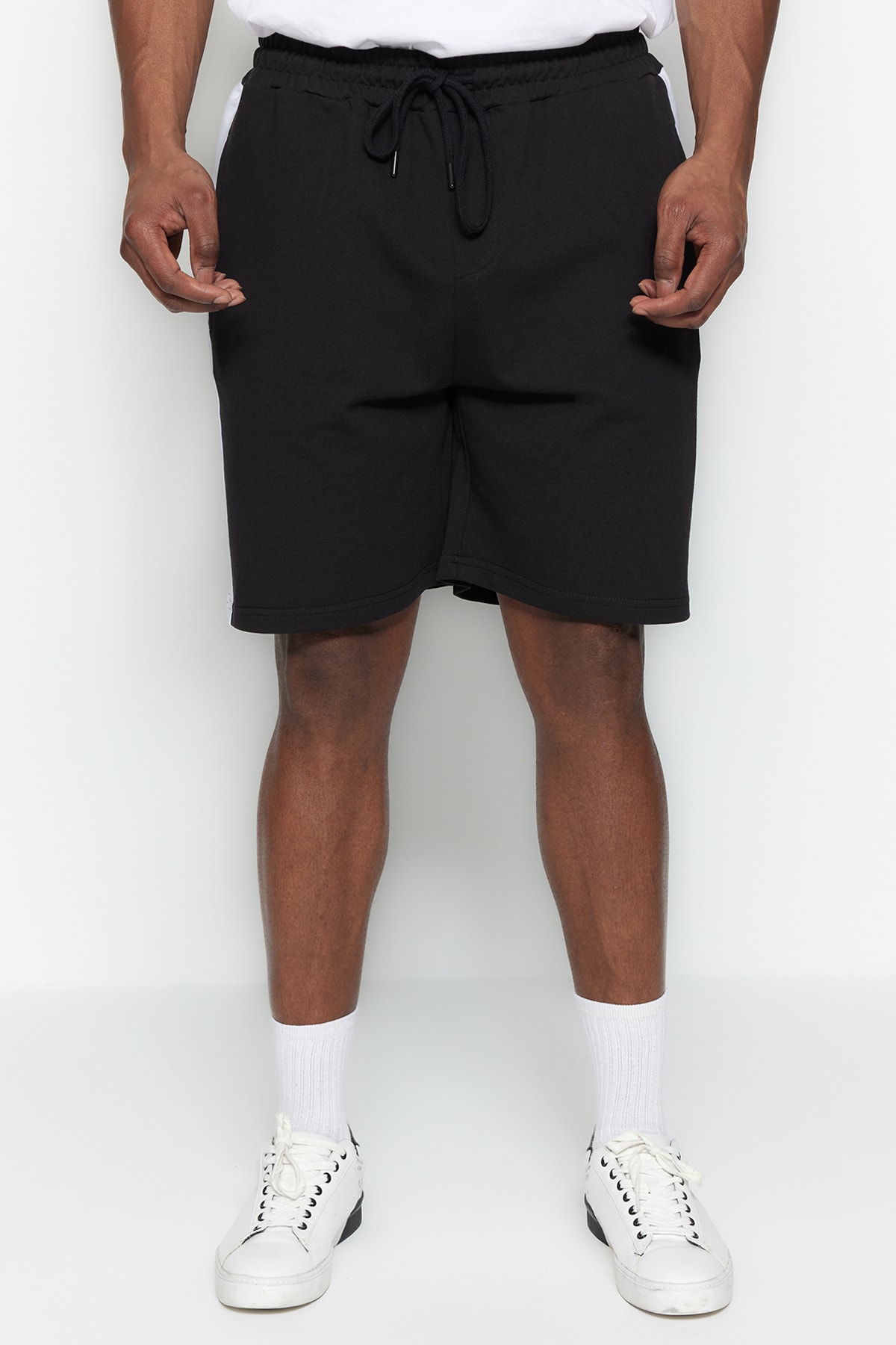 Trendyolmilla  Büyük Beden Siyah Regular/Normal Kesim Orta Boy Lastik Belli Renk Panelli Şort TMNSS23SR00046 - Görsel 13