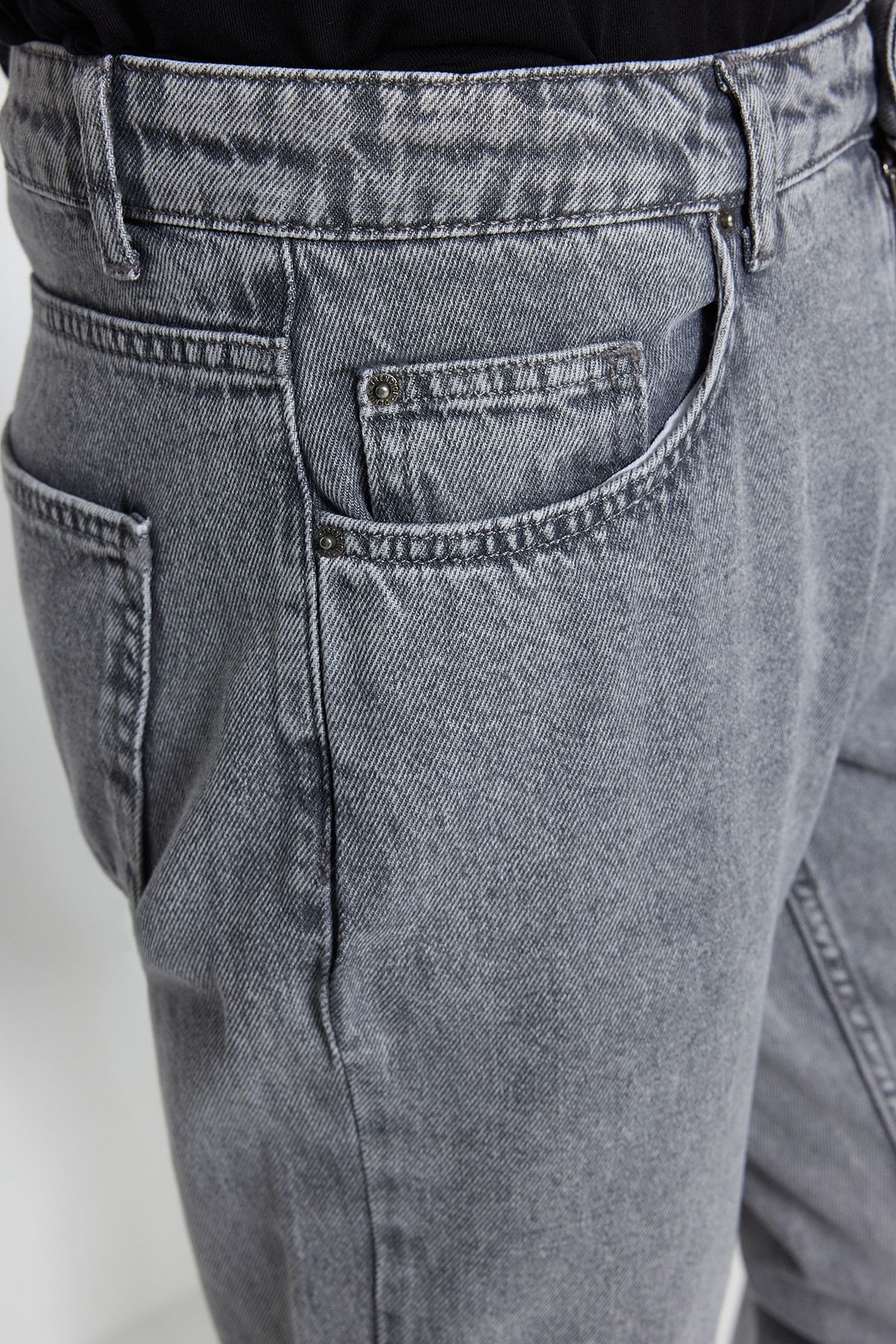 Gri Erkek Essential Fit Denim Jeans Kot Pantolon TMNSS23JE00044