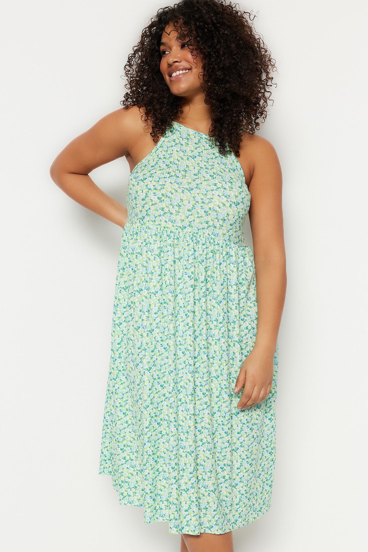 Trendyol Curve-Зелена сукня з квітковим візерунком Gipeli Summer Orme Plus Size TBBSS23AH00074 2