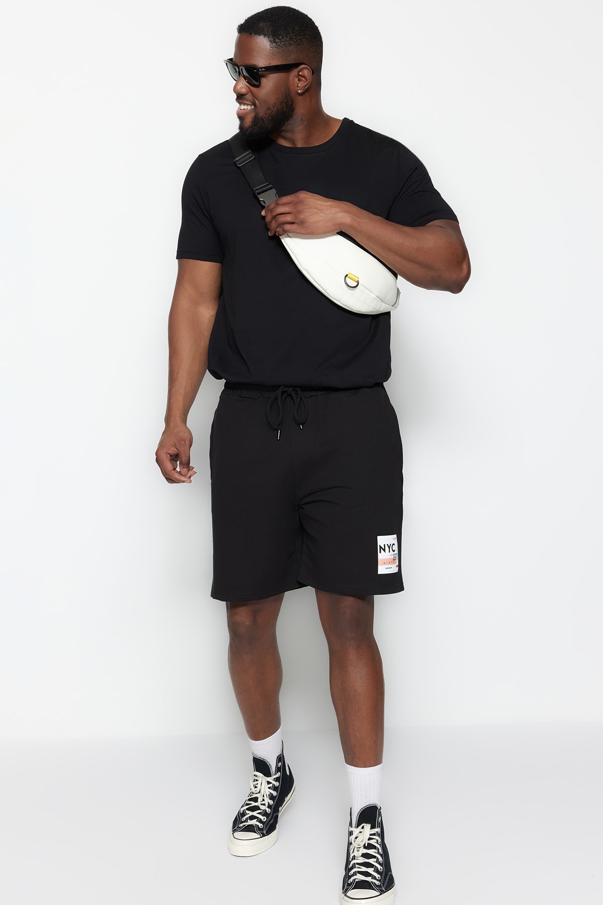 Trendyolmilla  Büyük Beden Siyah Regular/Normal Kesim Orta Boy Şehir Baskılı Lastik Belli Şort TMNSS23SR00044 - Görsel 10