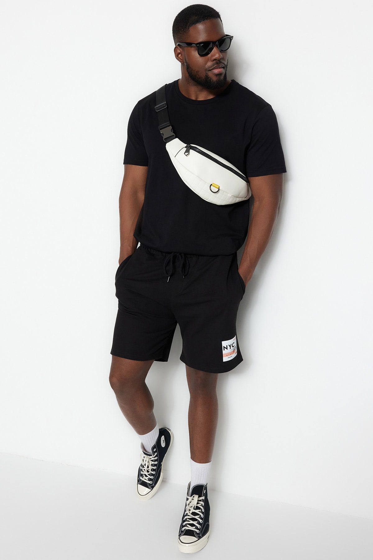 Trendyolmilla  Büyük Beden Siyah Regular/Normal Kesim Orta Boy Şehir Baskılı Lastik Belli Şort TMNSS23SR00044 - Görsel 3