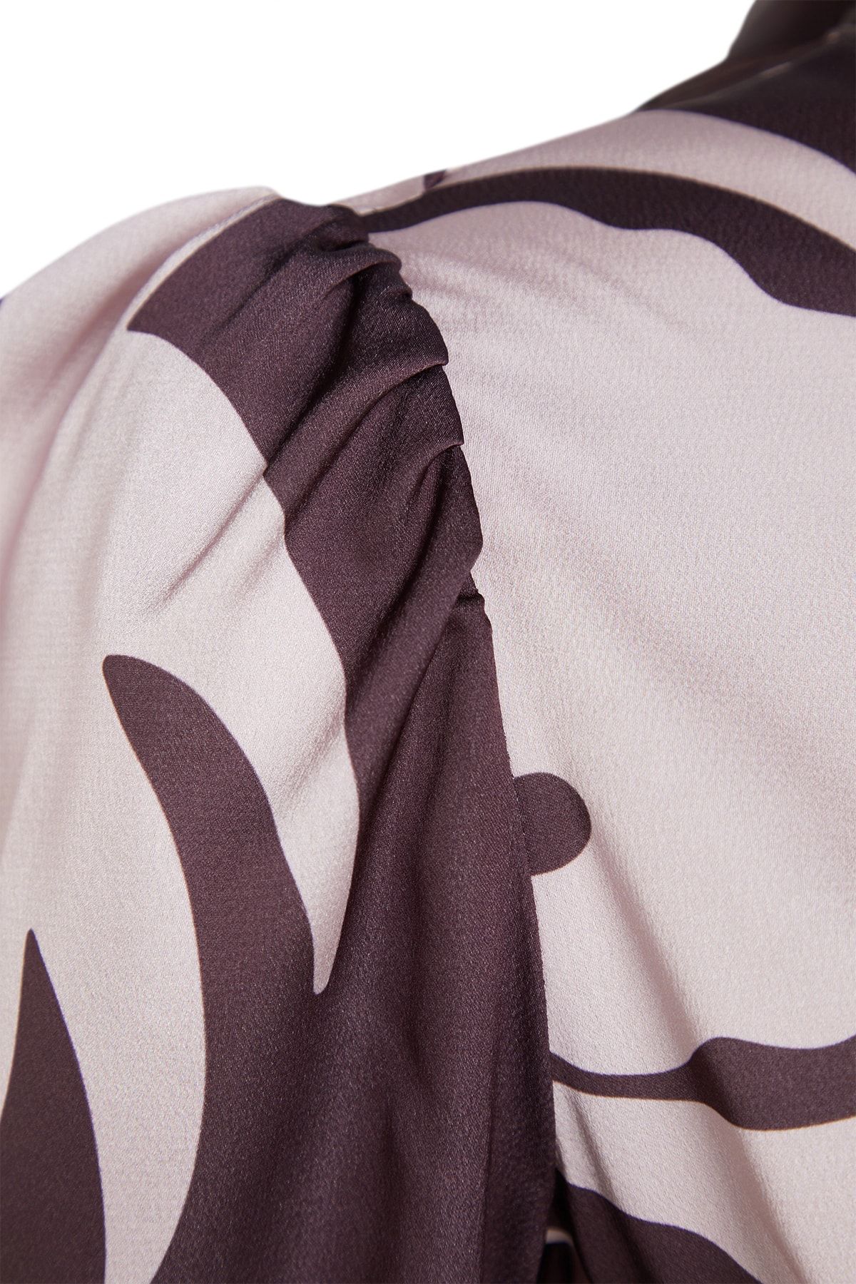 Trendyol Modest-Braunes Abendkleid mit Satin-Oberflächenmuster und Gürtel TCTSS23DB00030 7