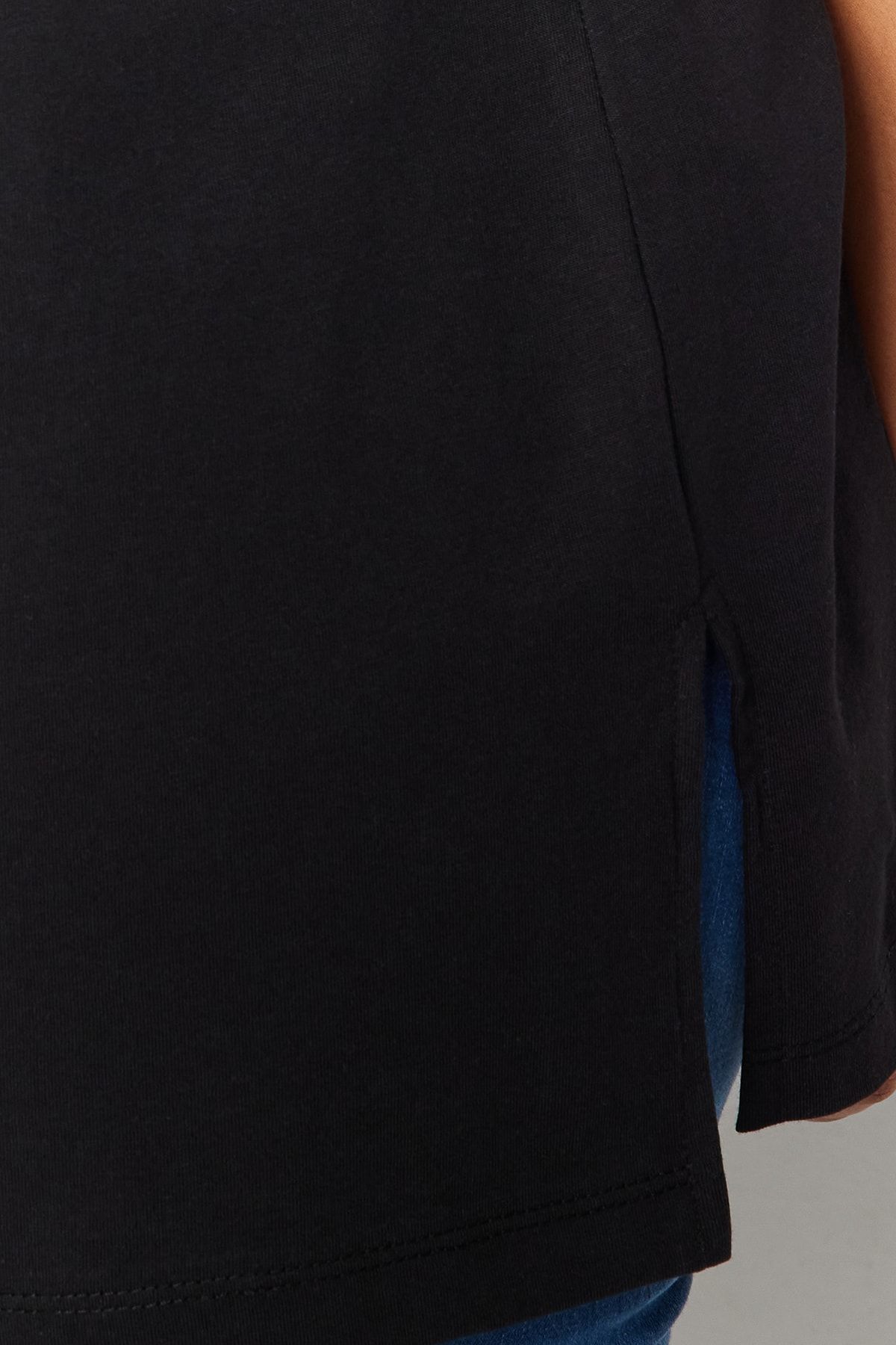 Trendyol Curve-Schwarzes Boyfriend-T-Shirt mit V-Ausschnitt – 100 % Baumwolle, Schlitz TBBSS22BF0036 4