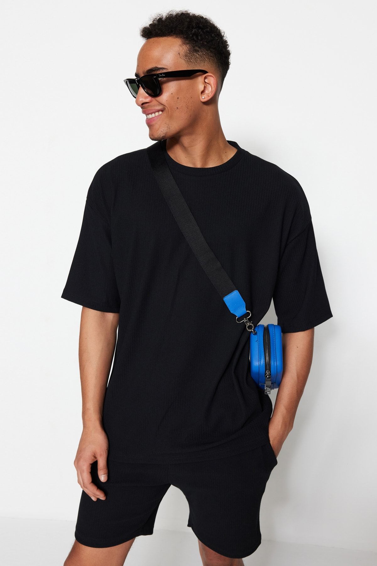Trendyol Collection-Schwarzes, übergroßes, kurzärmliges, strukturiertes Ottoman-T-Shirt mit Rundhalsausschnitt in limitierter Auflage TMNSS23TS00081 2