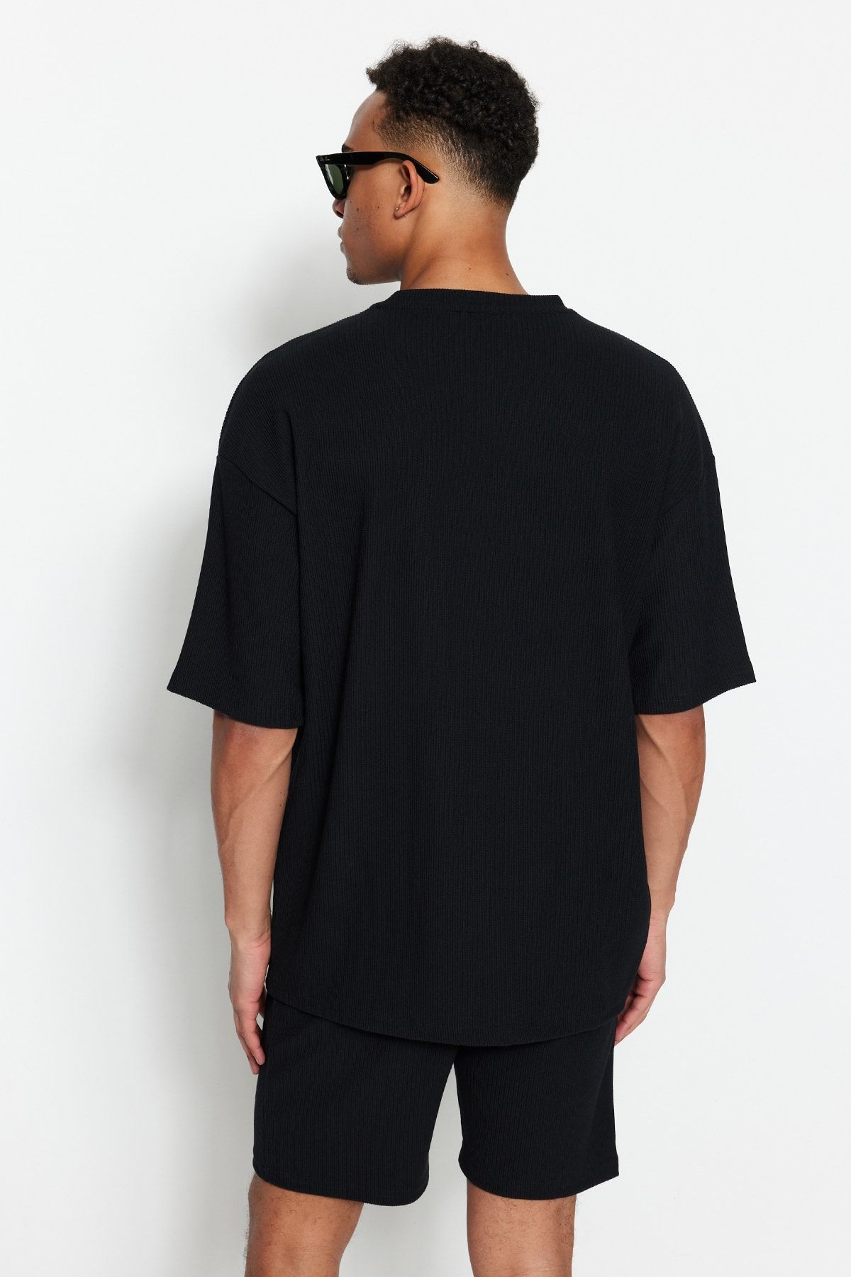 Trendyol Collection-Schwarzes, übergroßes, kurzärmliges, strukturiertes Ottoman-T-Shirt mit Rundhalsausschnitt in limitierter Auflage TMNSS23TS00081 5