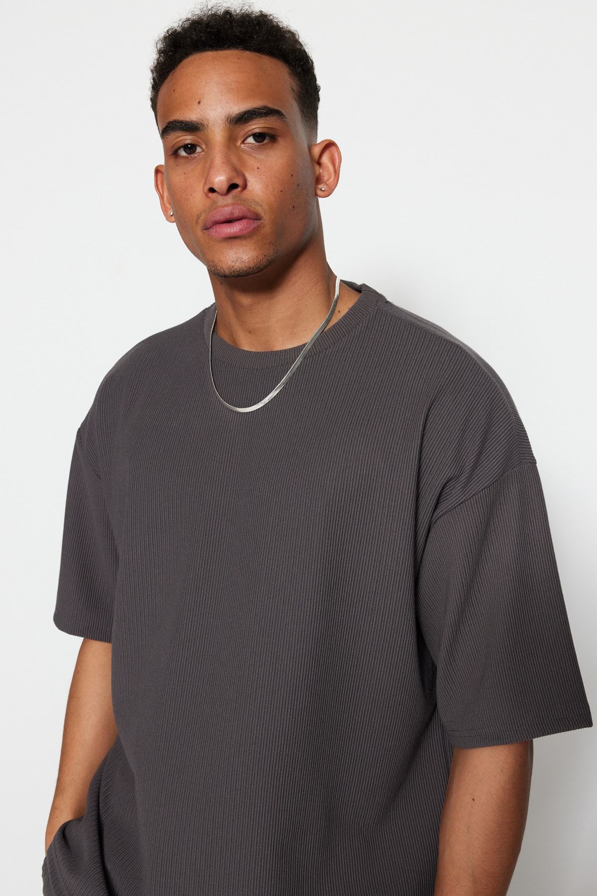 Trendyol Collection-Limited Edition Basic Smoked Oversize/Weit geschnittenes, strukturiertes, knitterfreies Ottoman-T-Shirt TMNSS23TS00081 5
