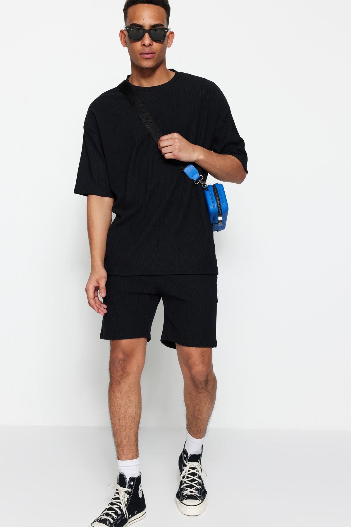 Trendyol Collection-Schwarzes, übergroßes, kurzärmliges, strukturiertes Ottoman-T-Shirt mit Rundhalsausschnitt in limitierter Auflage TMNSS23TS00081 3
