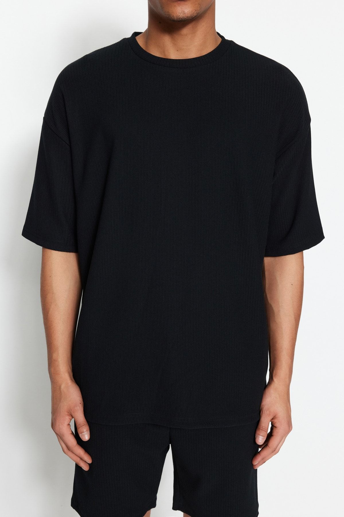 Trendyol Collection-Schwarzes, übergroßes, kurzärmliges, strukturiertes Ottoman-T-Shirt mit Rundhalsausschnitt in limitierter Auflage TMNSS23TS00081 4