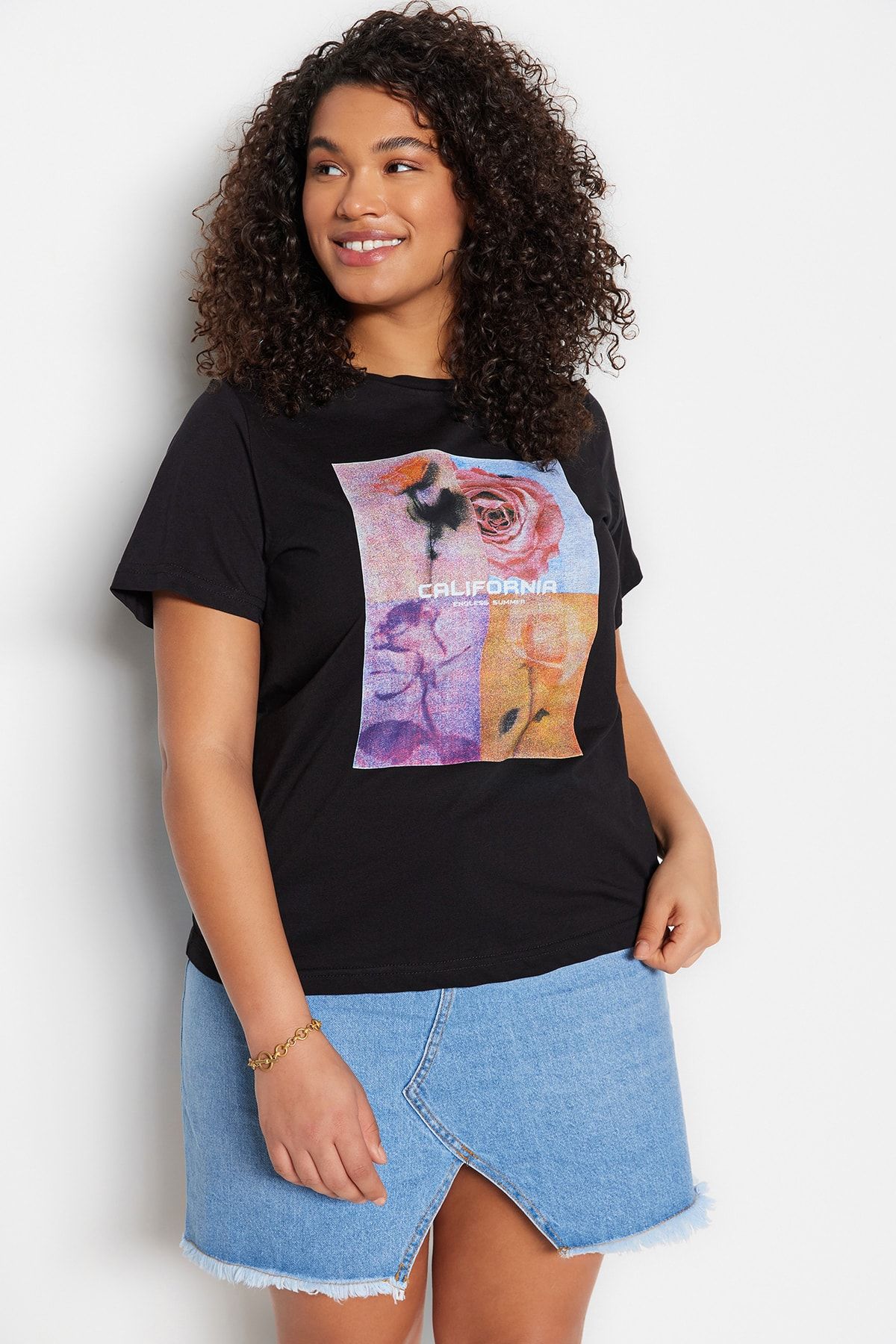 Trendyol Curve Große Größen in T-Shirt Schwarz Regular Fit