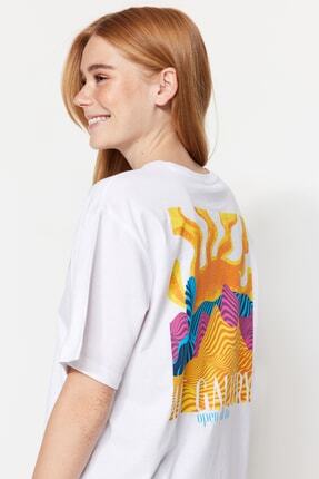TRENDYOLMİLLA Beyaz %100 Pamuk &Ouml;n ve Arka Baskılı Boyfriend Fit Bisiklet Yaka &Ouml;rme T-Shirt TWOSS23TS00057