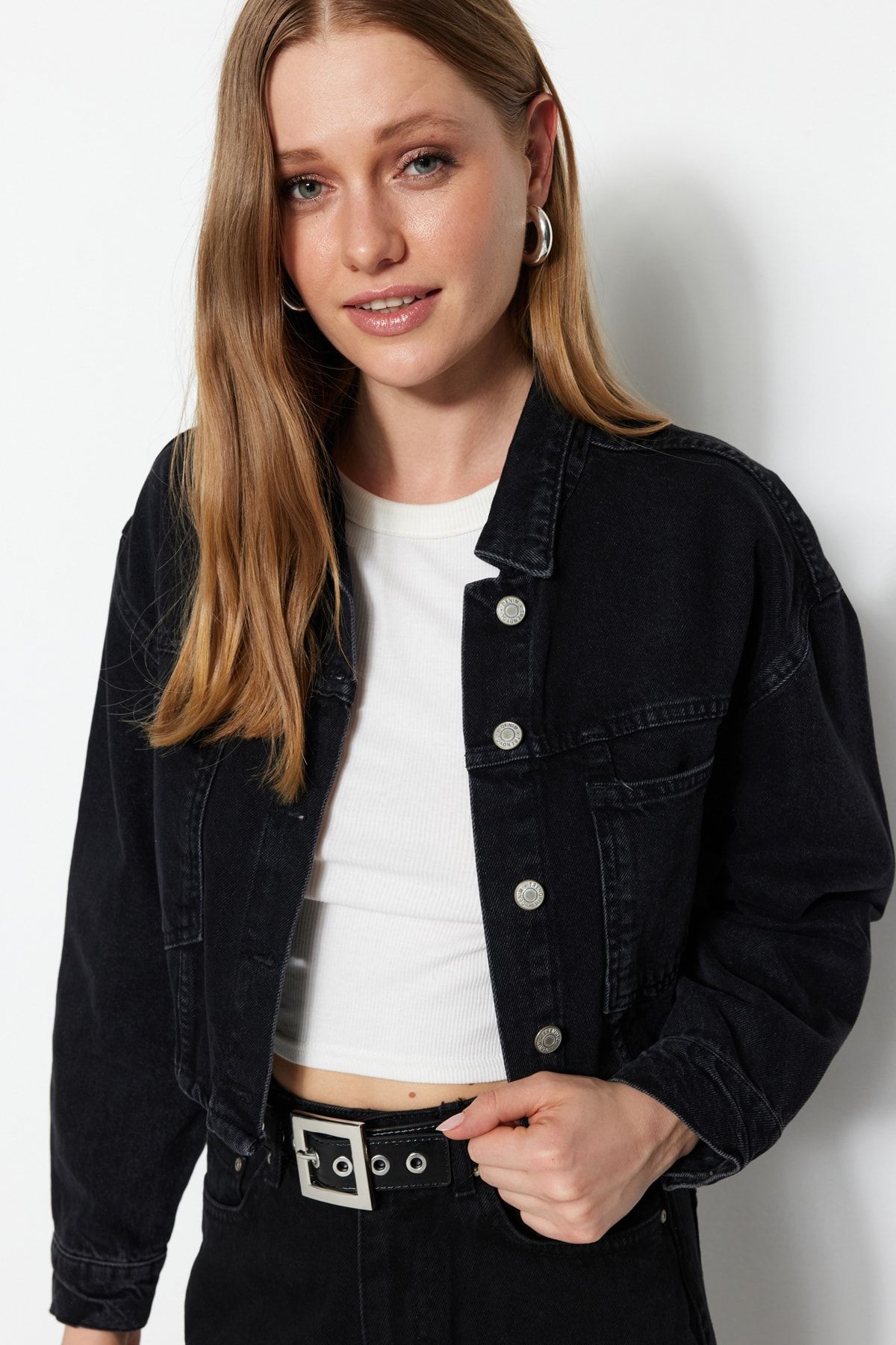 TRENDYOLMİLLA Siyah Crop Denim Ceket TWOAW23CE00260 CE8649