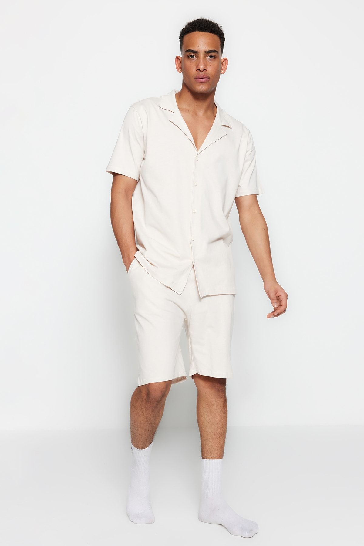 Kolekcia Trendyol-Dark Stone Unisex Regular Fit Šortky Apache Collar Shorts Pyžamá Set TMNSS23PT00007 2