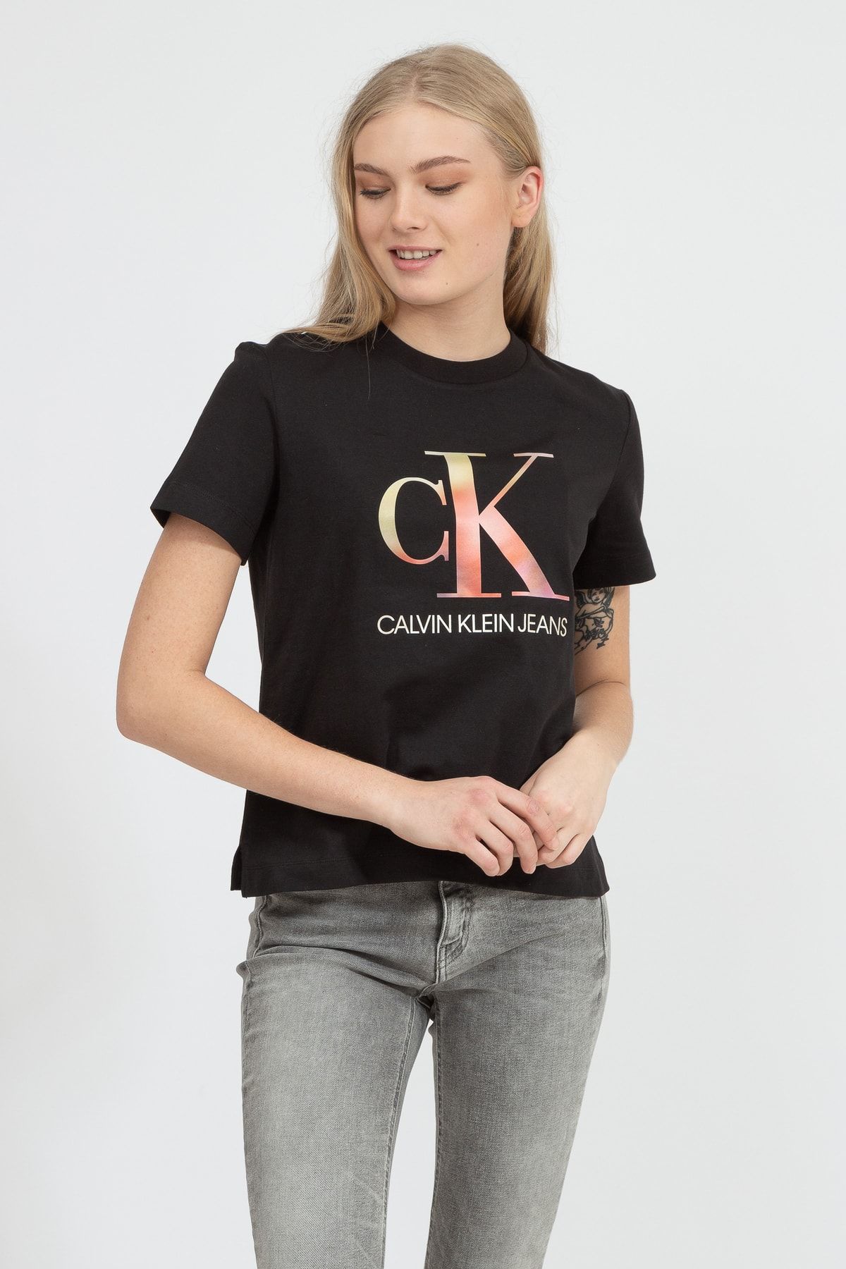 Damen Ck Tee Calvin - Rundhalsausschnittj20j217289 Klein mit T-Shirt Satin Blurred Bonded Trendyol