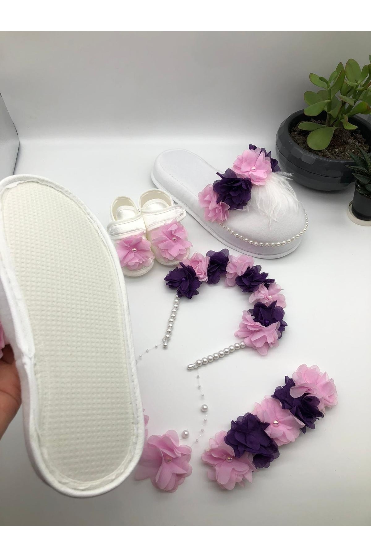 ArdaStore Anne Bebek Logusa Seti Mor Pembe Çiçekli Terlik Taç Bandana Patik fotoğrafı 3 (önizleme)